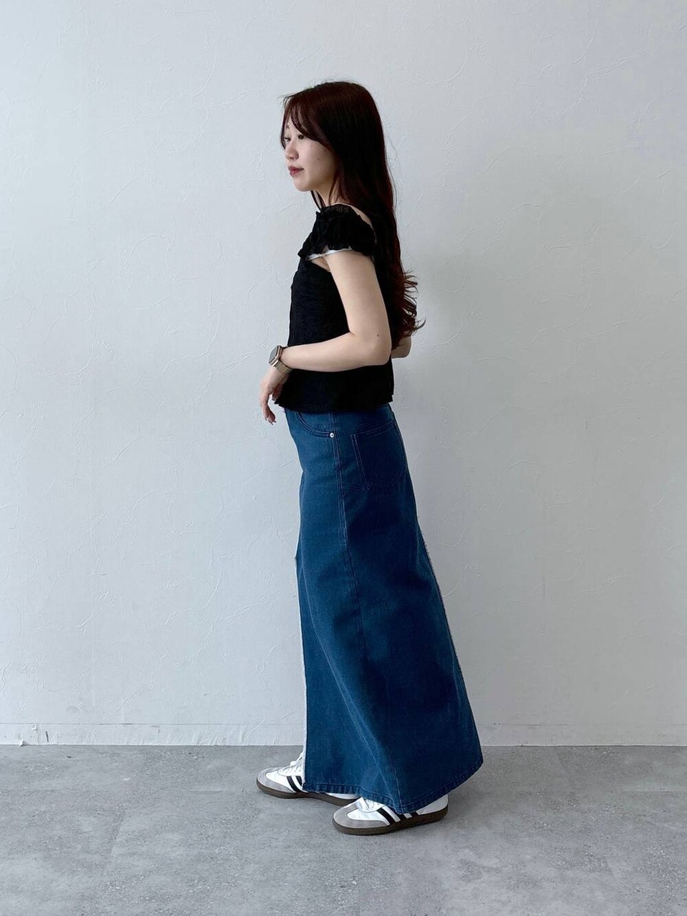 ブルー系のスカート、ブラック系のシャツ/ブラウスを着用したレディースの夏コーディネートの4枚目の写真