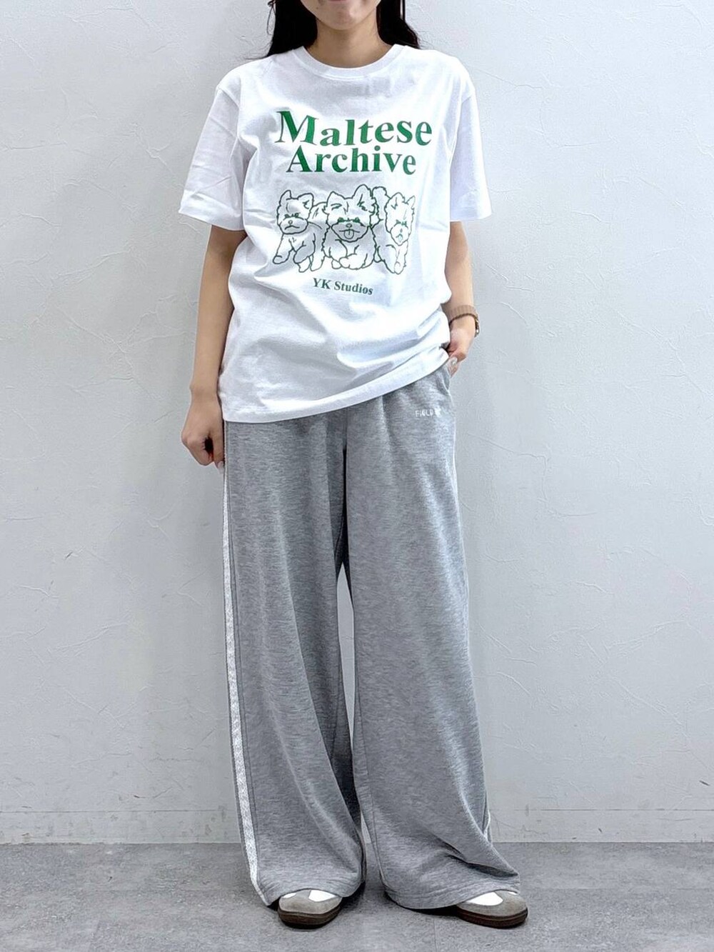 グレー系のスウェットパンツ、ホワイト系のTシャツ/カットソーを着用したレディースの春コーディネートの2枚目の写真