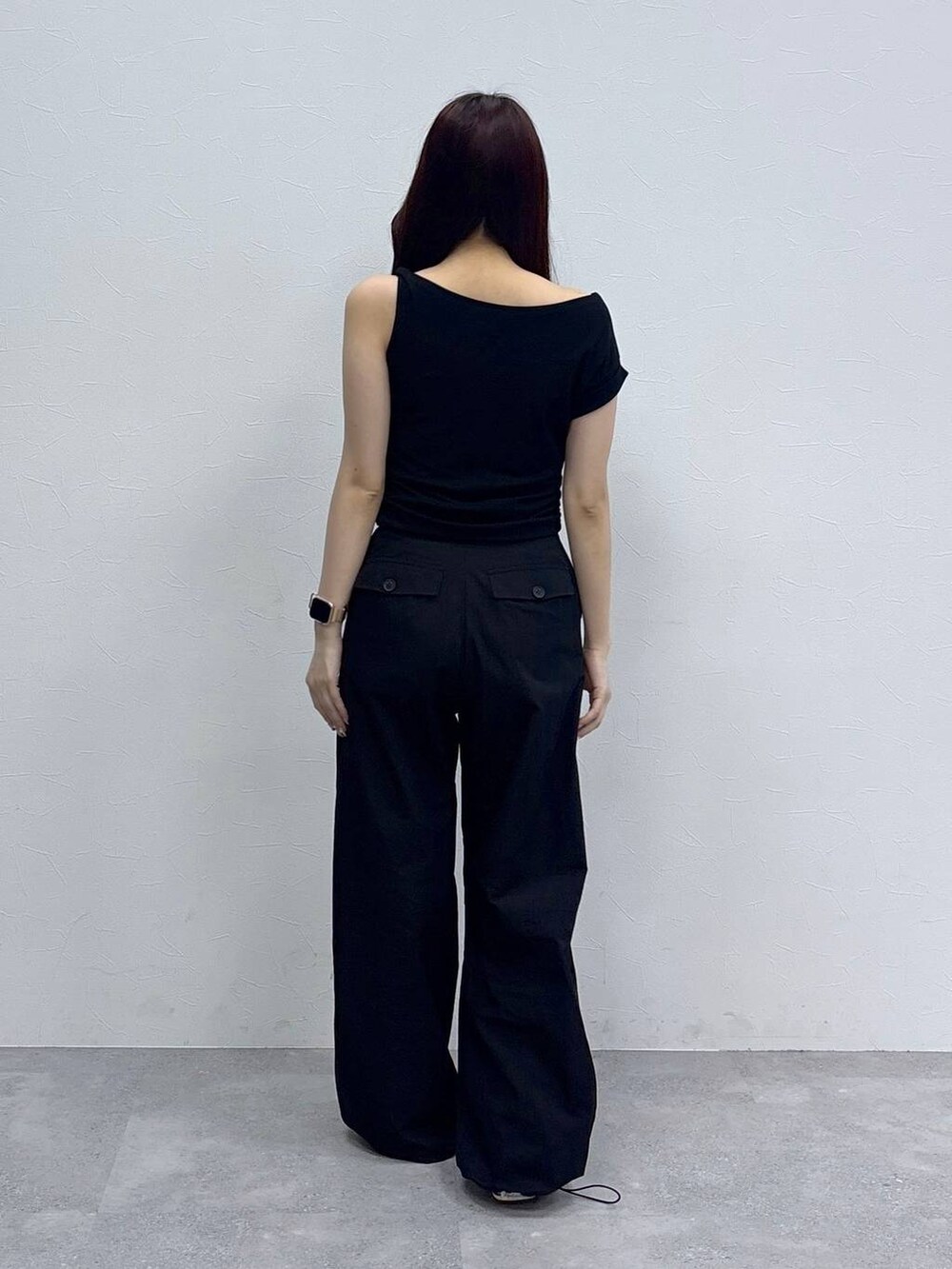 ブラック系のその他パンツ、ブラック系のTシャツ/カットソーを着用したレディースの夏コーディネートの4枚目の写真