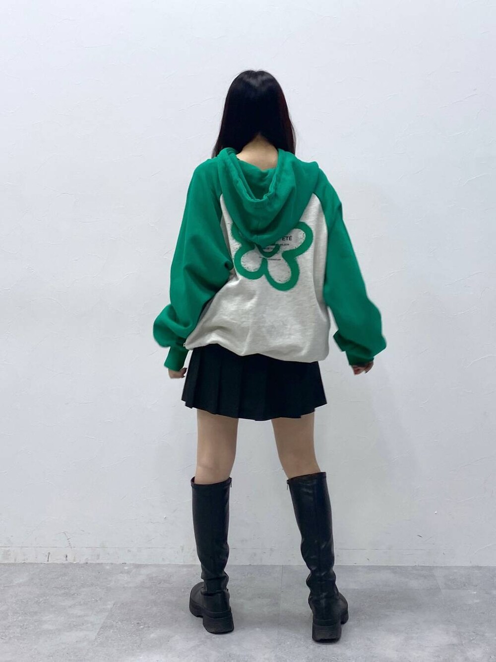 ブラック系のスカート、グリーン系のパーカーを着用したレディースの冬コーディネートの5枚目の写真