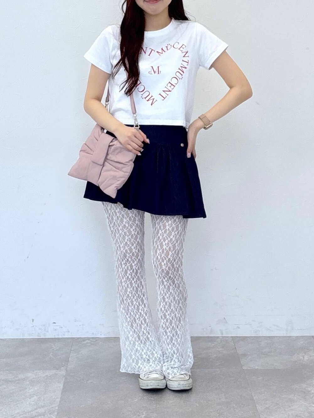 ピンク系のショルダーバッグ、ホワイト系のTシャツ/カットソー、ブルー系のスカートを着用したレディースの春コーディネートの2枚目の写真