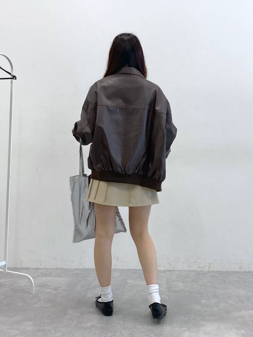 ベージュ系のスカート、ブラウン系のブルゾン、ブルー系のシャツ/ブラウスを着用したレディースの冬コーディネートの5枚目の写真