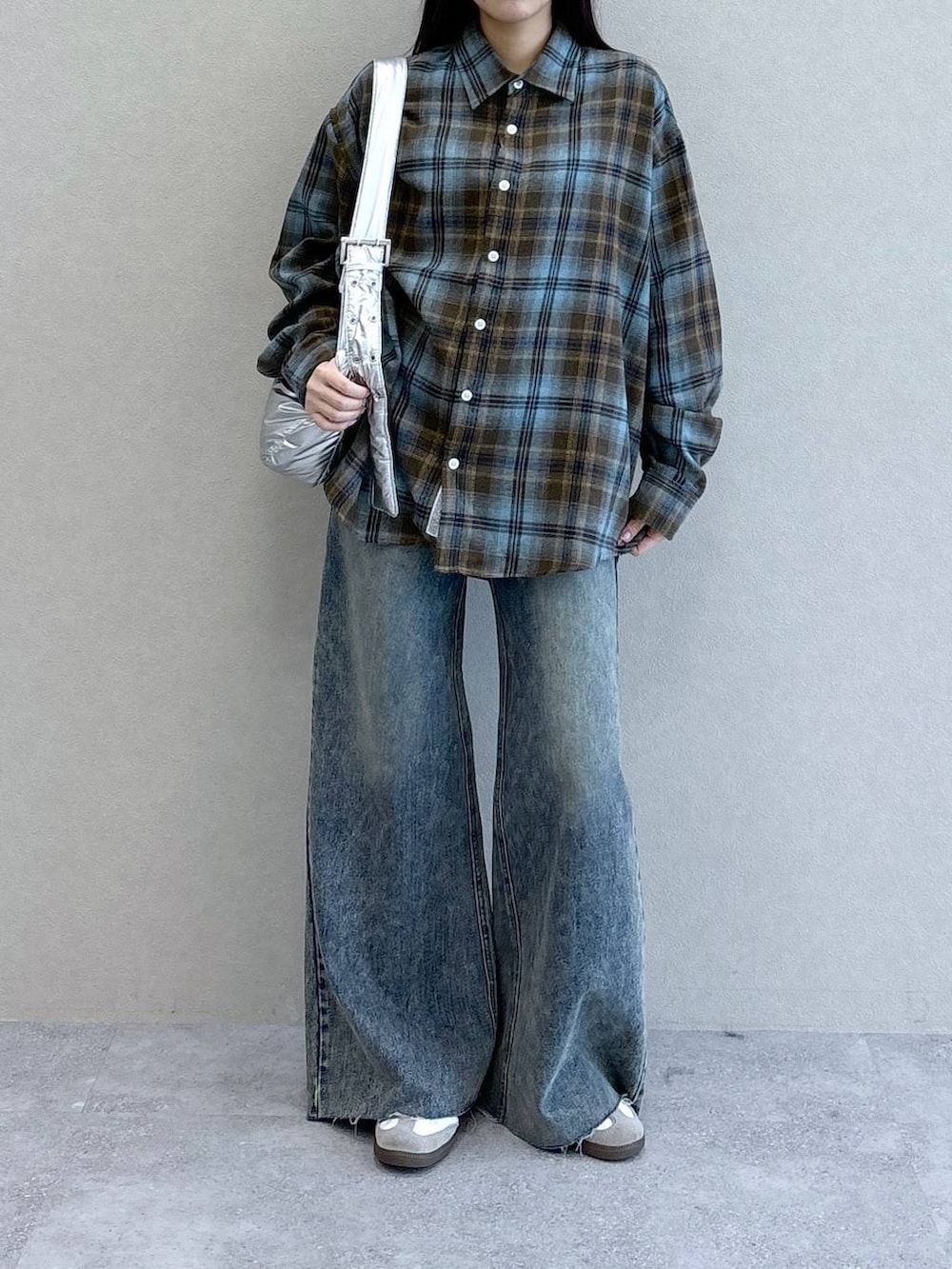 その他のショルダーバッグ、その他のデニムパンツ、ブルー系のシャツ/ブラウスを着用したレディースの冬コーディネートの2枚目の写真