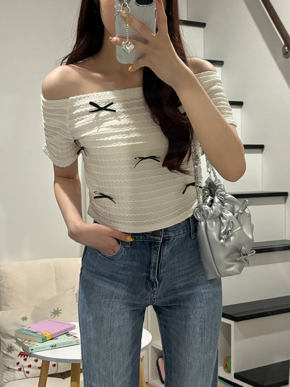 ホワイト系のTシャツ/カットソーを着用したレディースの夏コーディネートの2枚目の写真