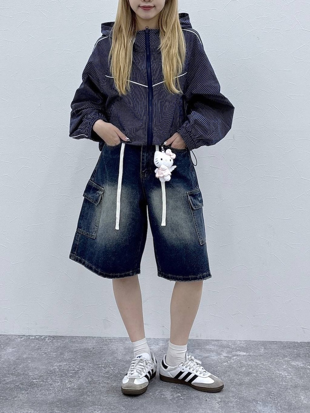 ブルー系のブルゾン、ブルー系のデニムパンツを着用したレディースの春コーディネートの2枚目の写真