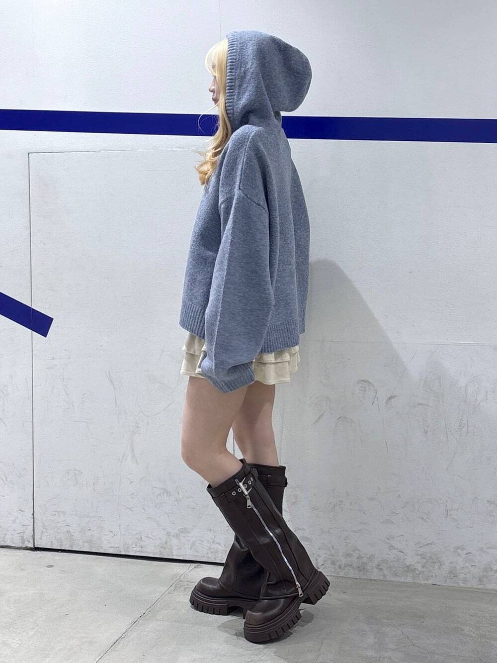 ブラウン系のブーツ、ベージュ系のスカートを着用したレディースの秋コーディネートの3枚目の写真