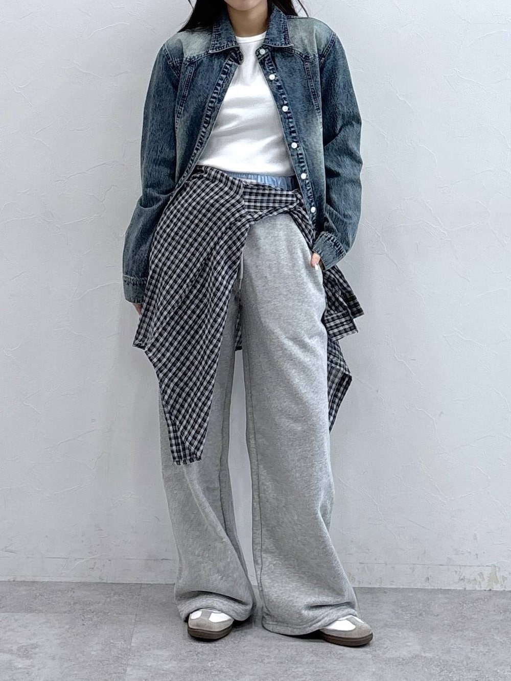 ブルー系のシャツ/ブラウス、ベージュ系のTシャツ/カットソーを着用したレディースの春コーディネートの2枚目の写真