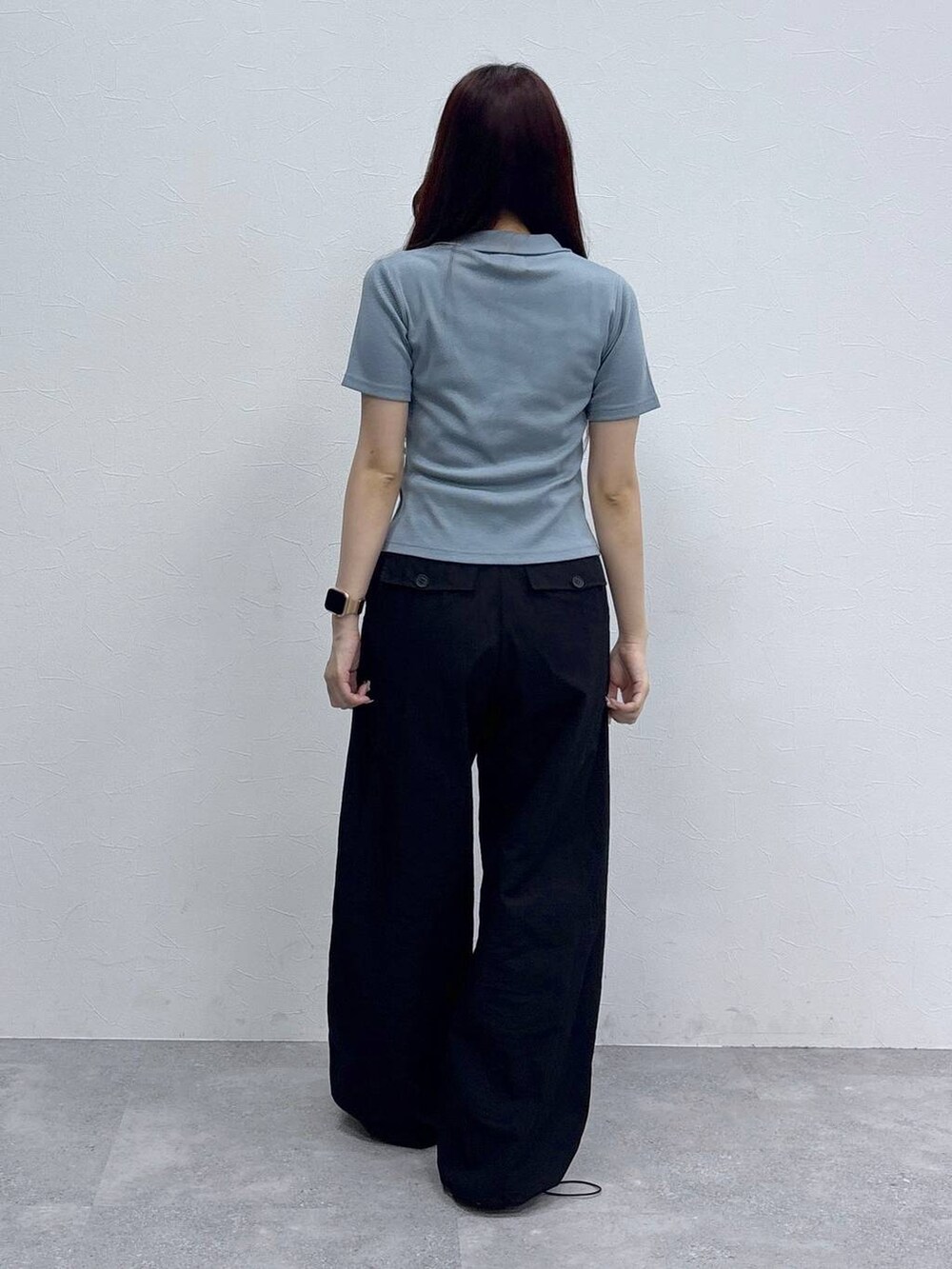 ブラック系のその他パンツ、ブルー系のTシャツ/カットソーを着用したレディースの夏コーディネートの4枚目の写真