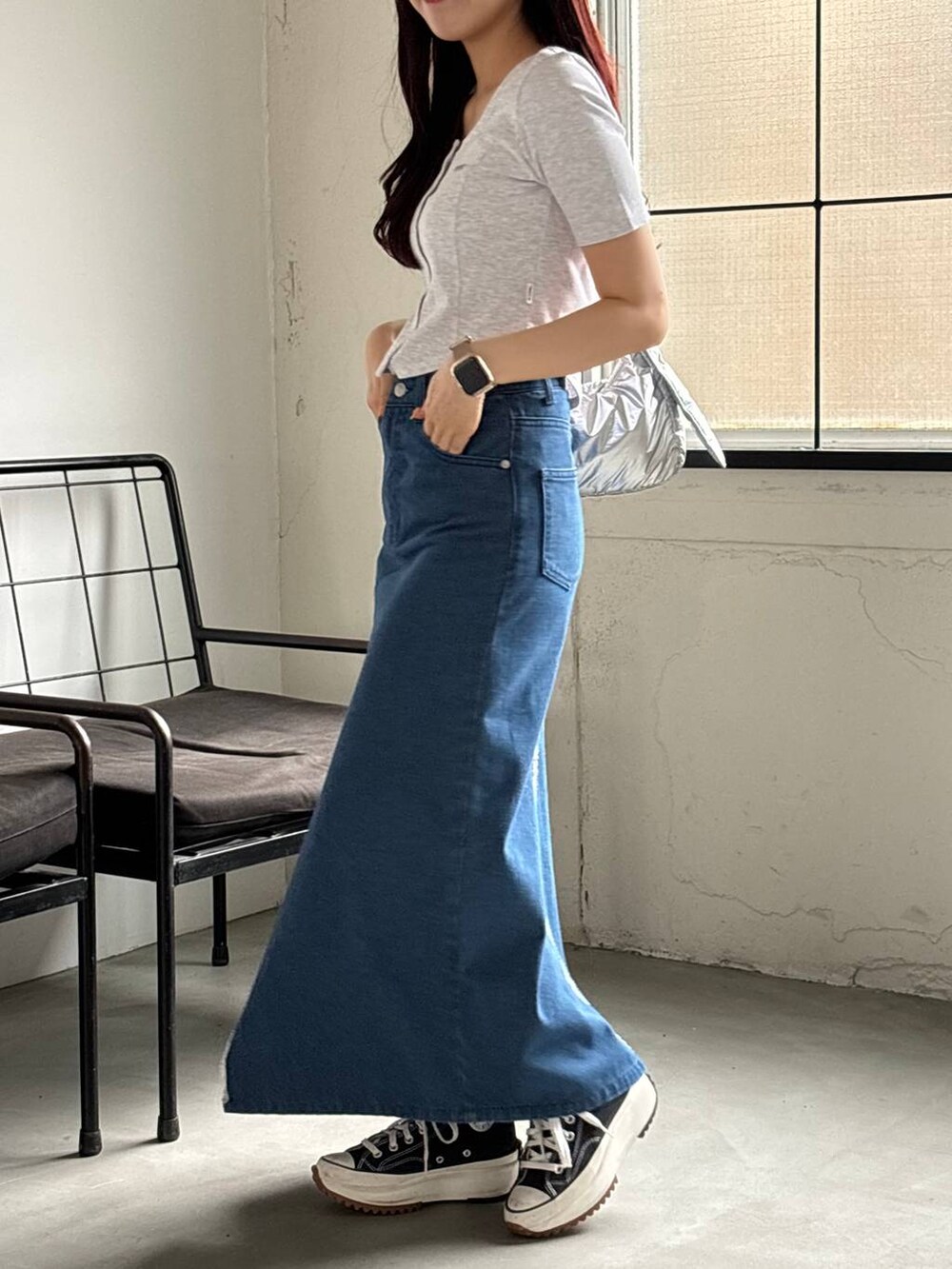 ブルー系のスカート、その他のショルダーバッグ、グレー系のカーディガン/ボレロを着用したレディースの夏コーディネートの4枚目の写真