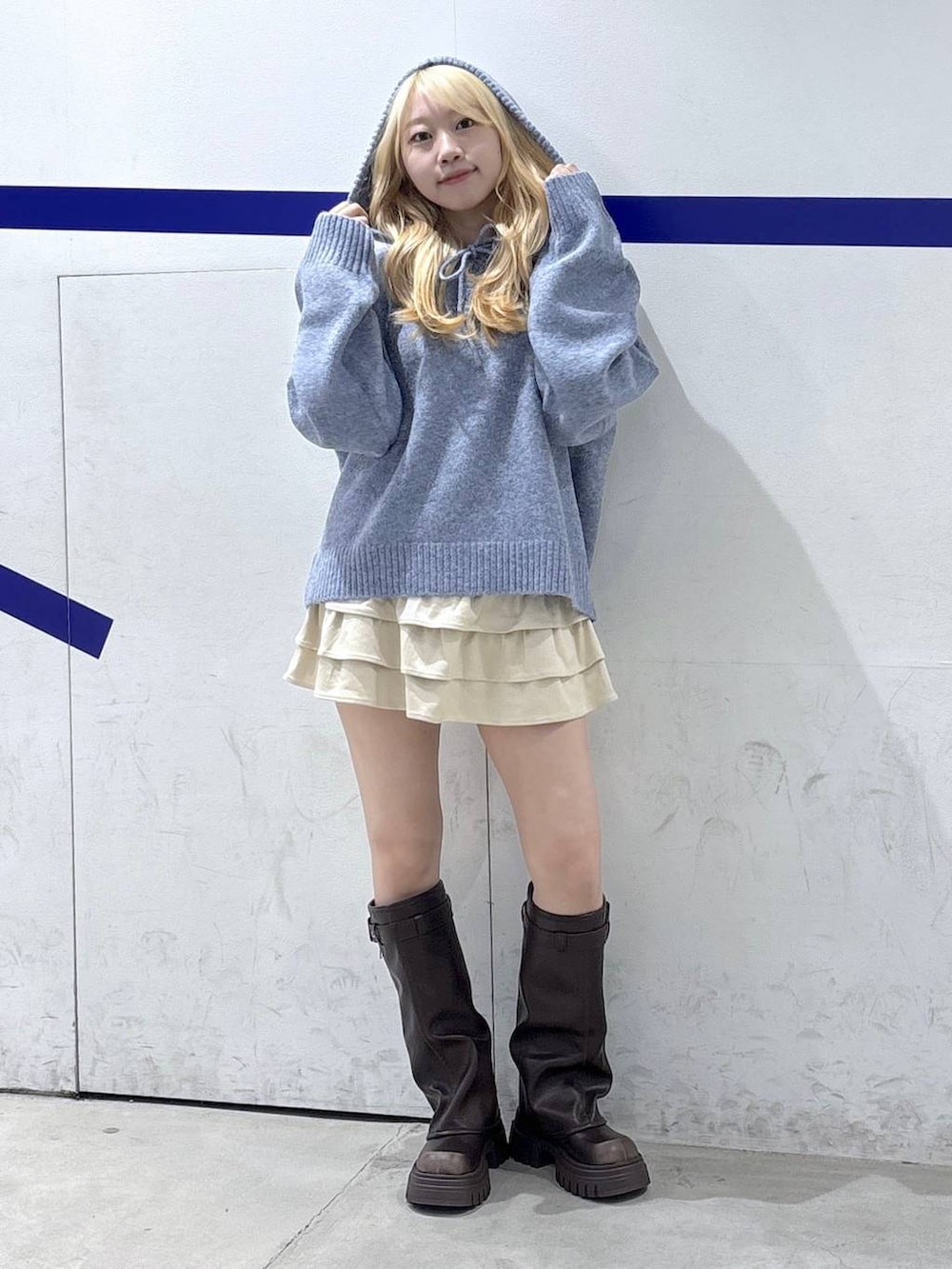 ブラウン系のブーツ、ベージュ系のスカートを着用したレディースの秋コーディネートの2枚目の写真