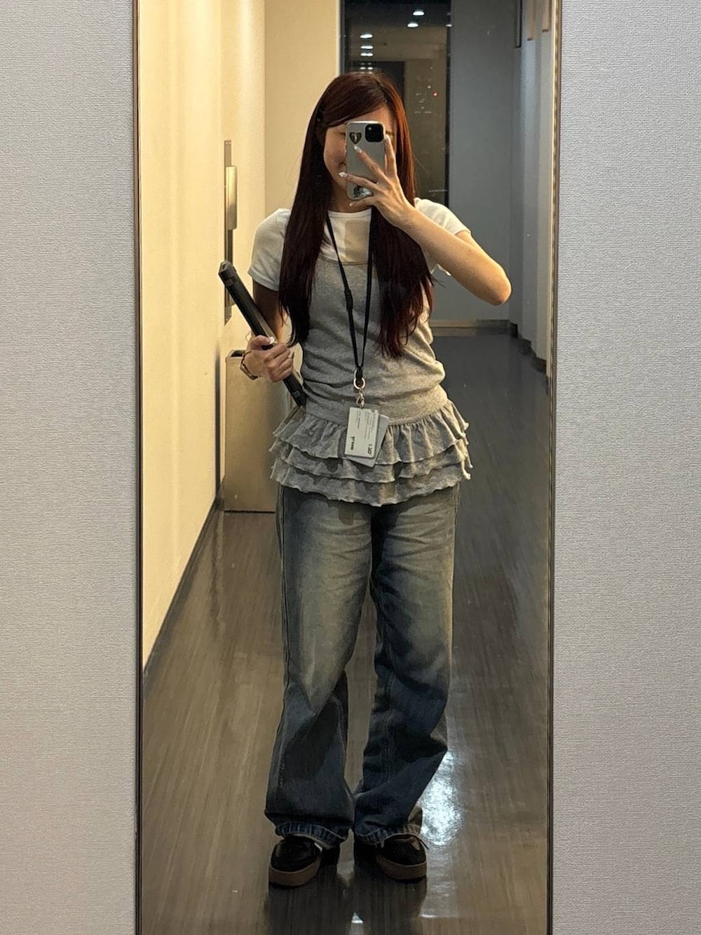 ブラック系のバックパック/リュック、グレー系のキャミソールを着用したレディースの夏コーディネートの5枚目の写真