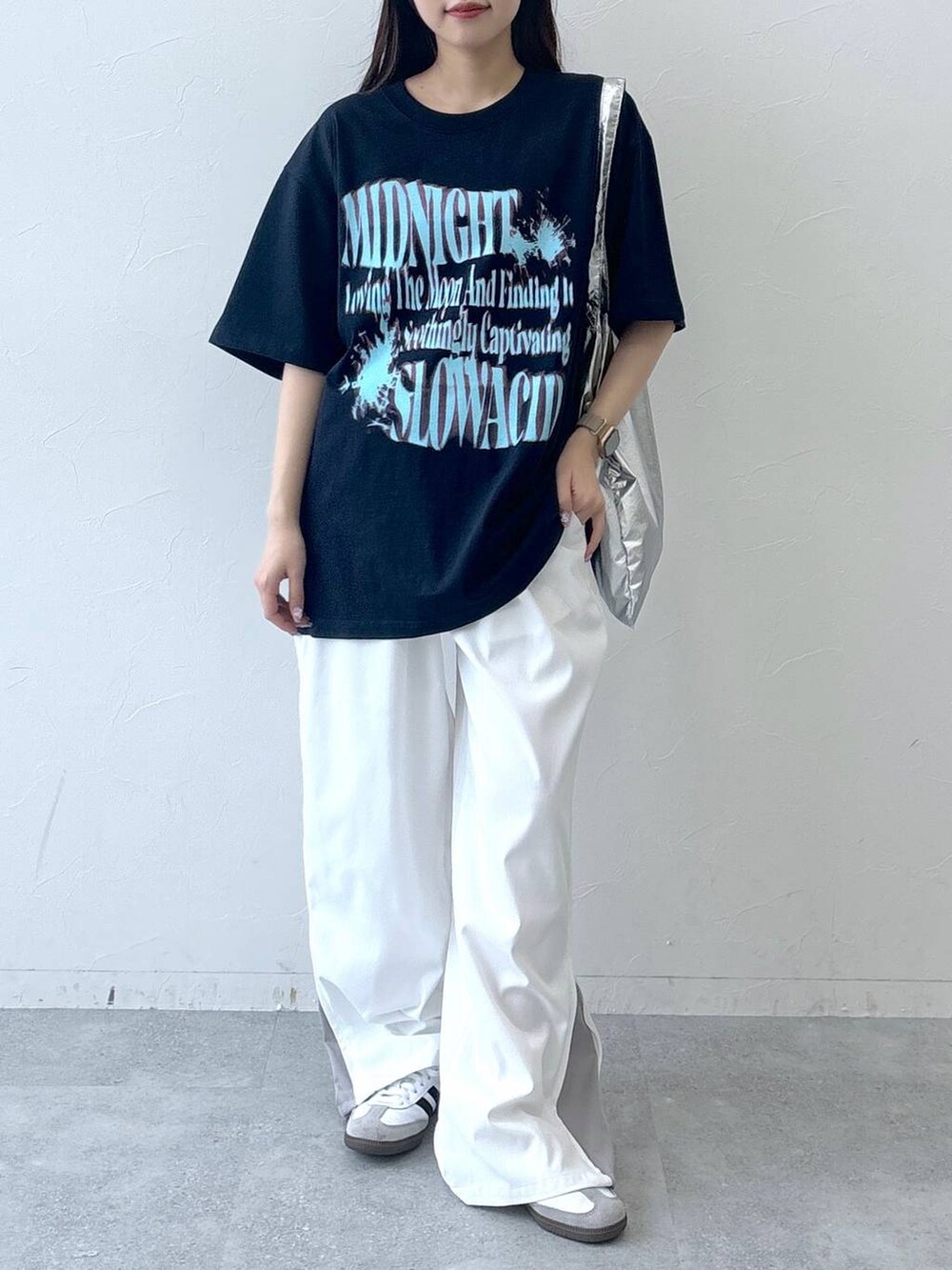 ベージュ系のカーゴパンツ、グレー系のトートバッグ、ブルー系のTシャツ/カットソーを着用したレディースの春コーディネートの2枚目の写真