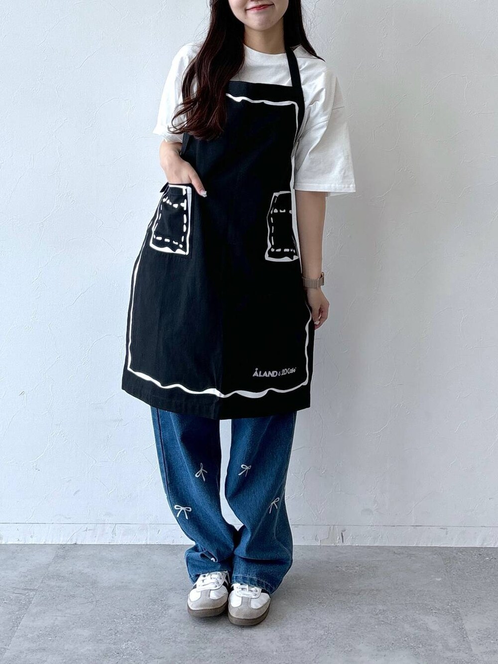 ブルー系のデニムパンツ、ホワイト系のTシャツ/カットソーを着用したレディースの夏コーディネートの2枚目の写真