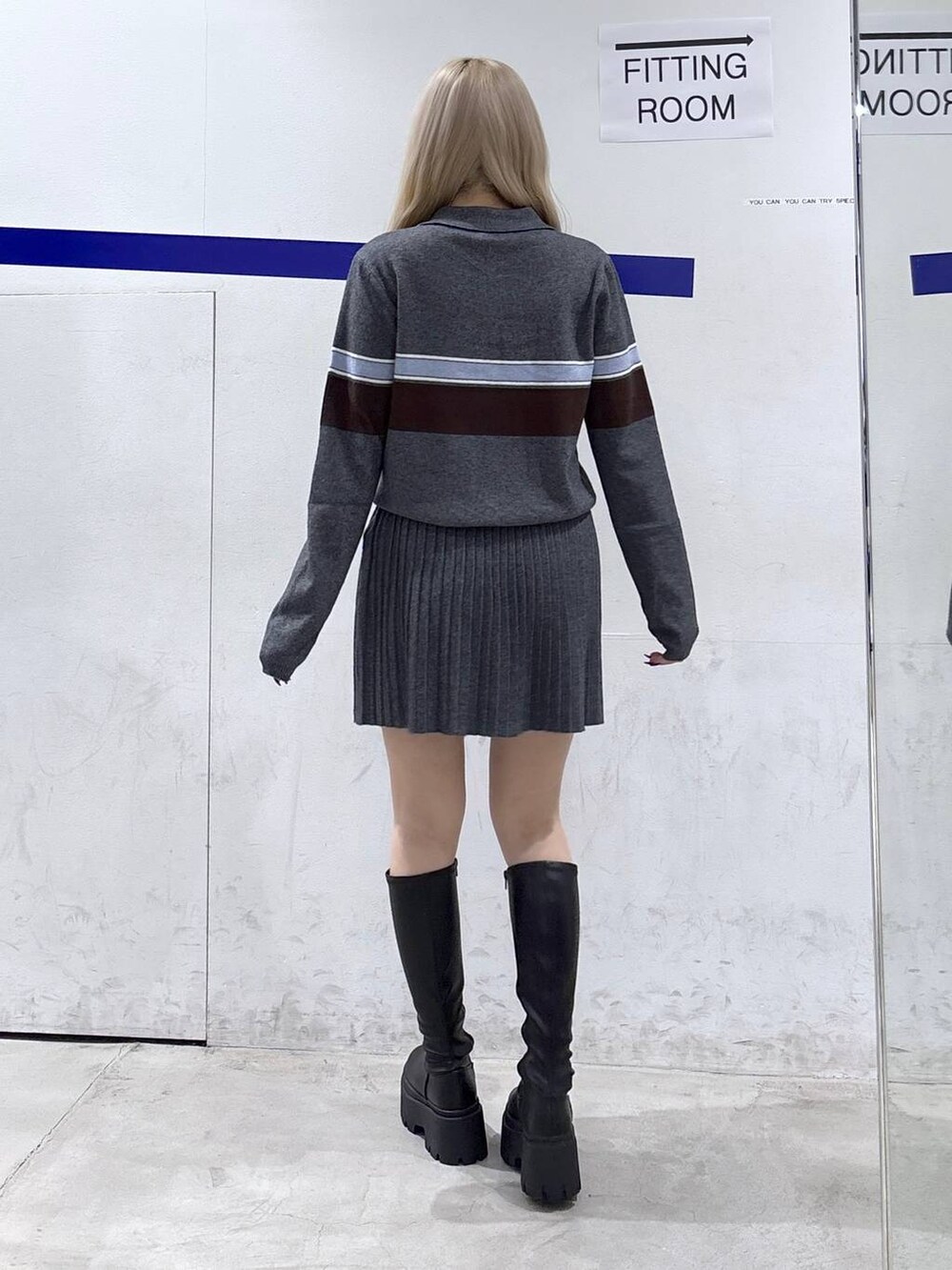 ブラック系のブーツ、グレー系のニット/セーターを着用したレディースの冬コーディネートの3枚目の写真