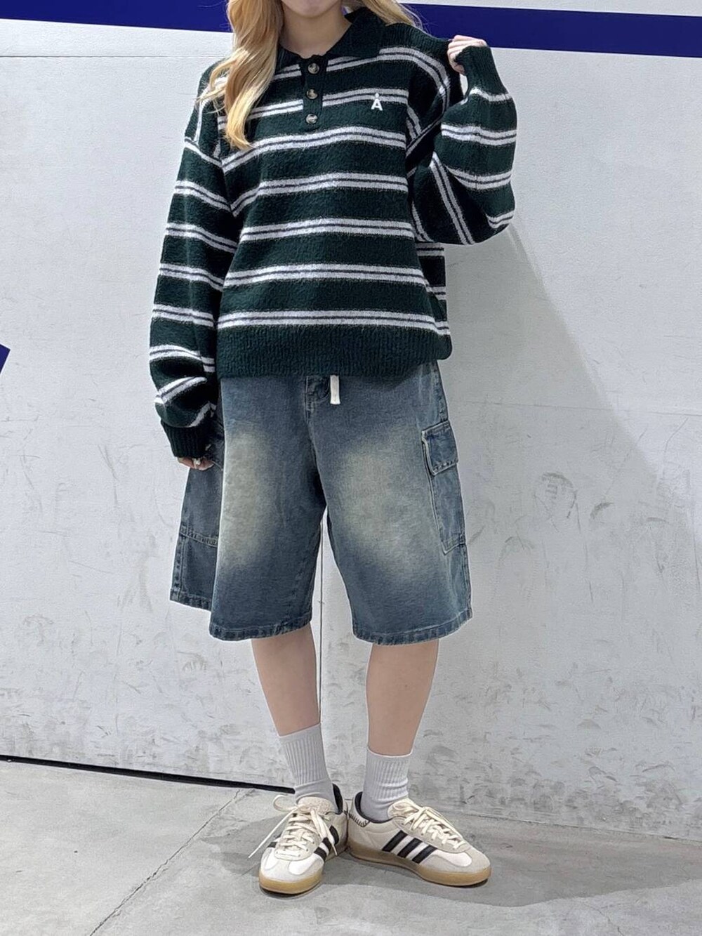 ブルー系のデニムパンツを着用したレディースの秋コーディネートの2枚目の写真