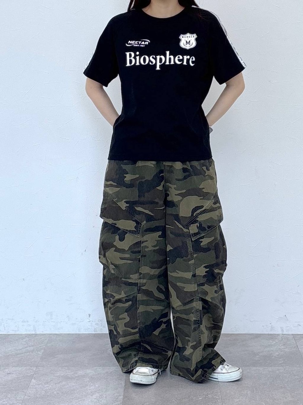 その他のカーゴパンツ、ブラック系のTシャツ/カットソーを着用したレディースの春コーディネートの2枚目の写真