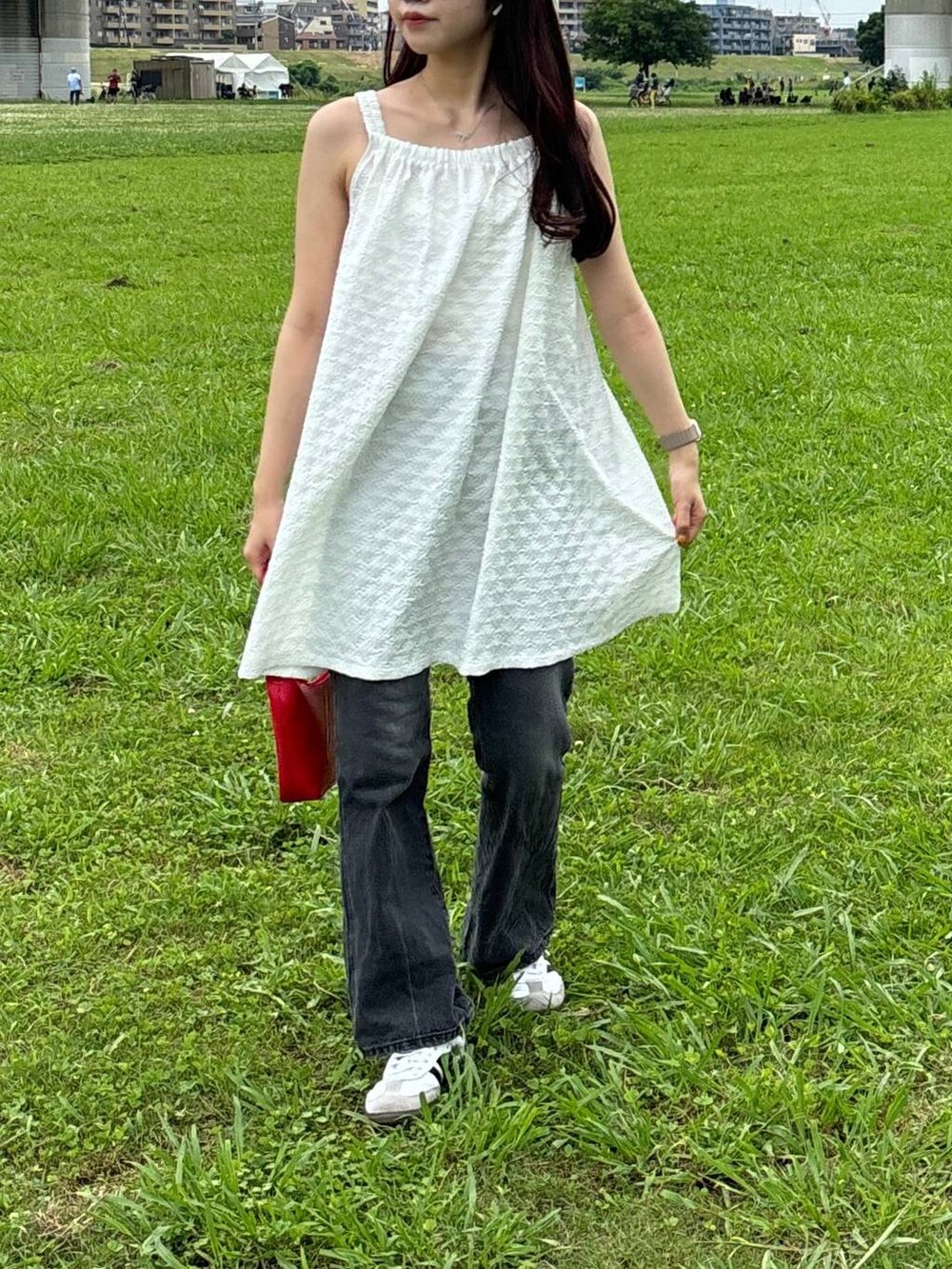 ホワイト系のワンピース、ベージュ系のチューブトップ、レッド系のハンドバッグを着用したレディースの夏コーディネートの5枚目の写真