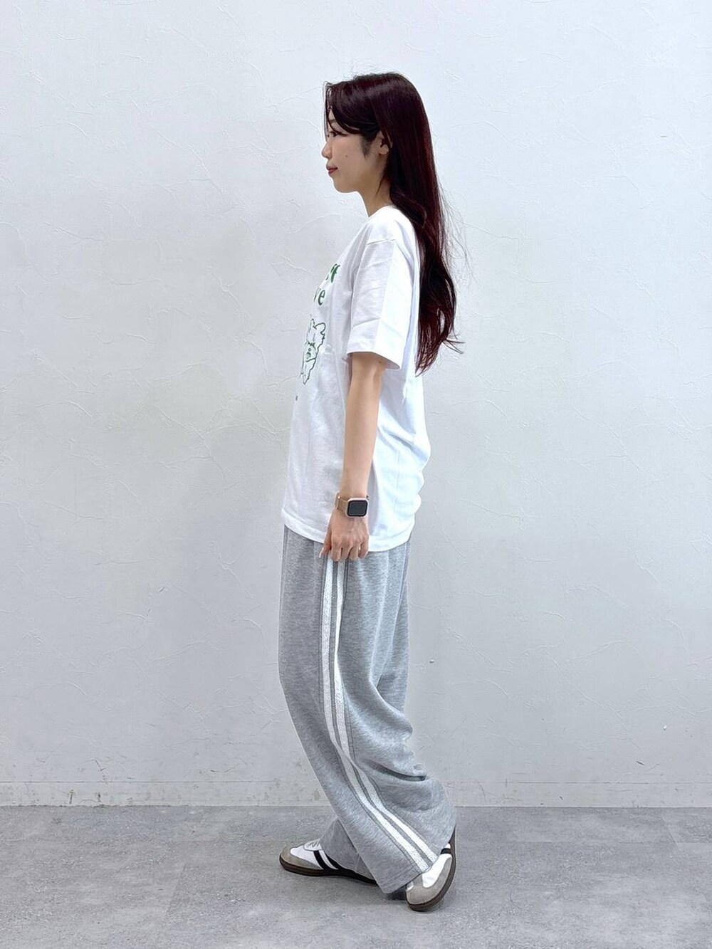 グレー系のスウェットパンツ、ホワイト系のTシャツ/カットソーを着用したレディースの春コーディネートの3枚目の写真