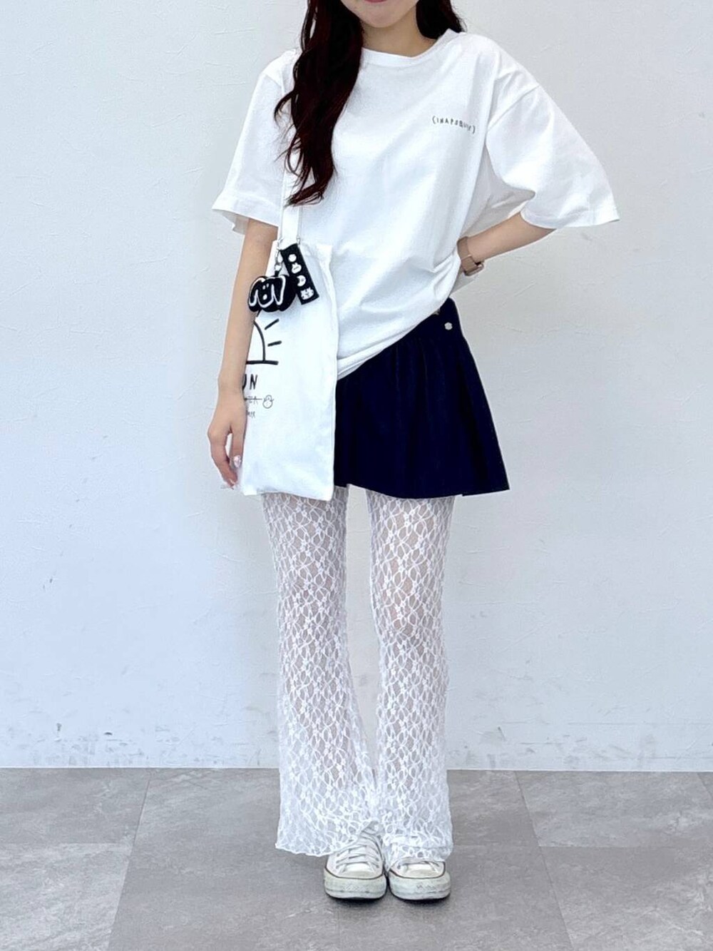 その他のトートバッグ、ブルー系のスカート、その他のTシャツ/カットソーを着用したレディースの春コーディネートの3枚目の写真