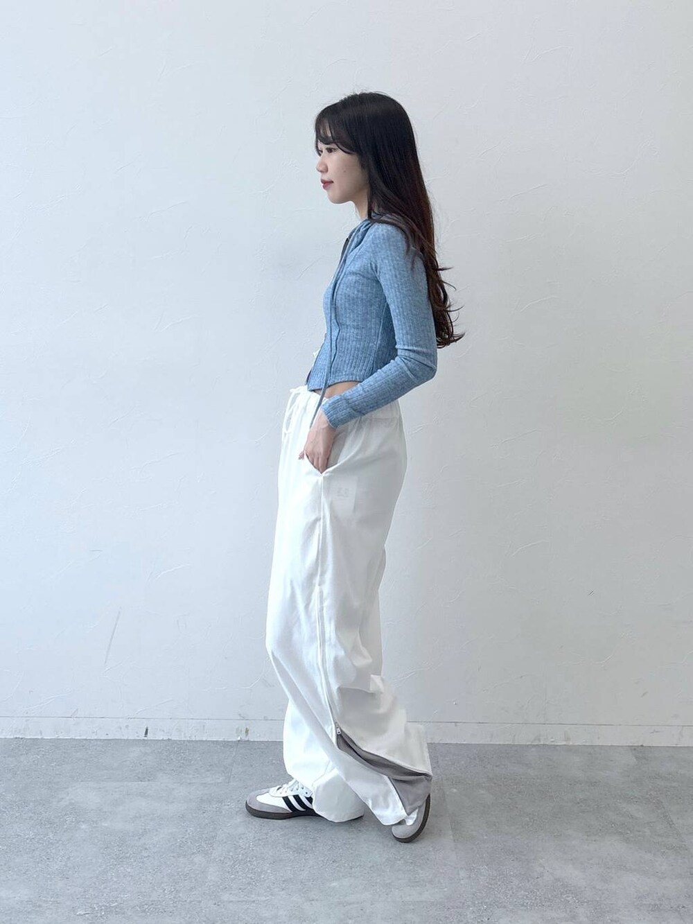 ベージュ系のカーゴパンツ、ベージュ系のチューブトップ、ブルー系のTシャツ/カットソーを着用したレディースの春コーディネートの4枚目の写真