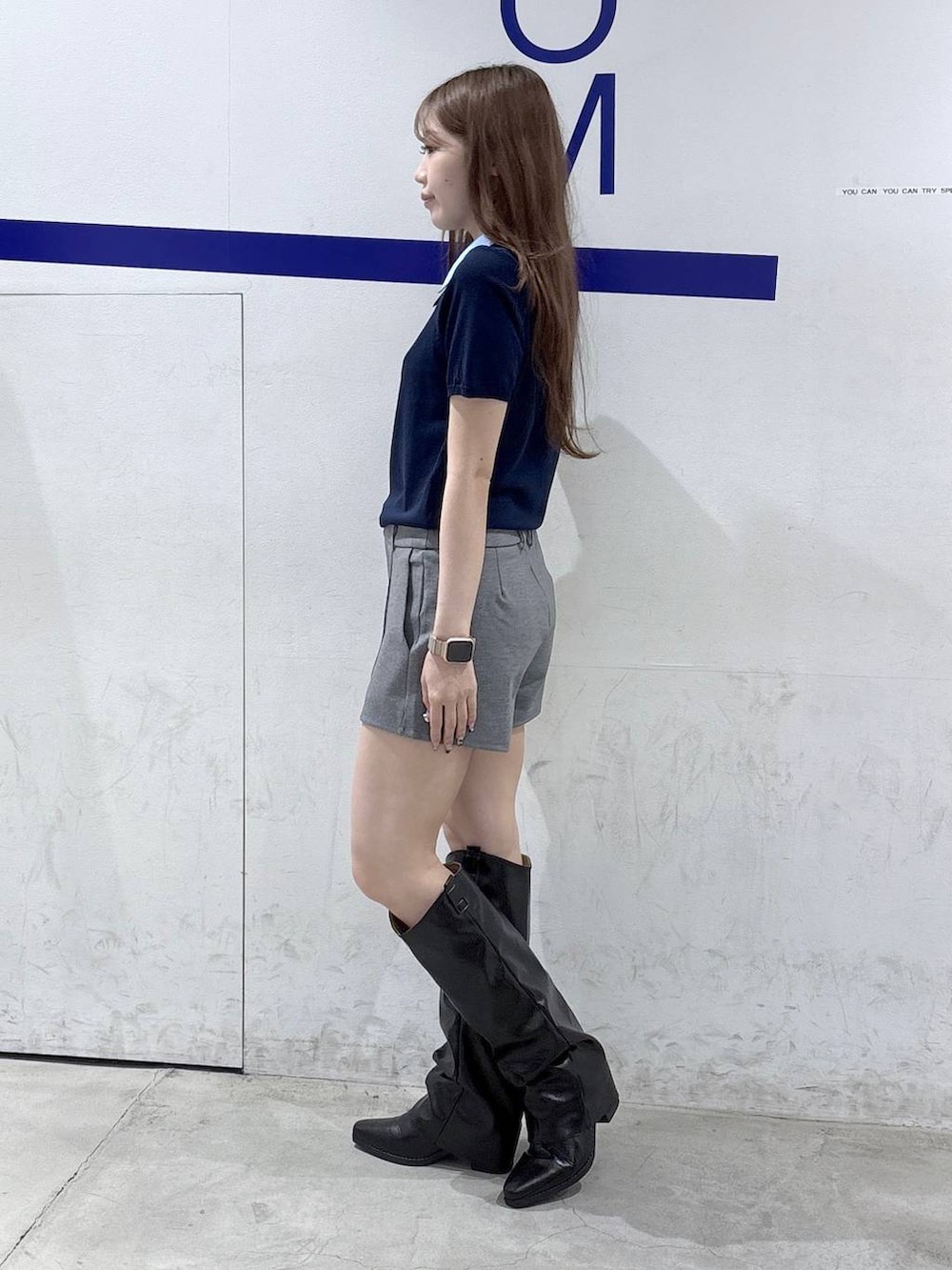 グレー系のその他パンツ、ブラック系のブーツ、ブルー系のニット/セーターを着用したレディースの春コーディネートの3枚目の写真