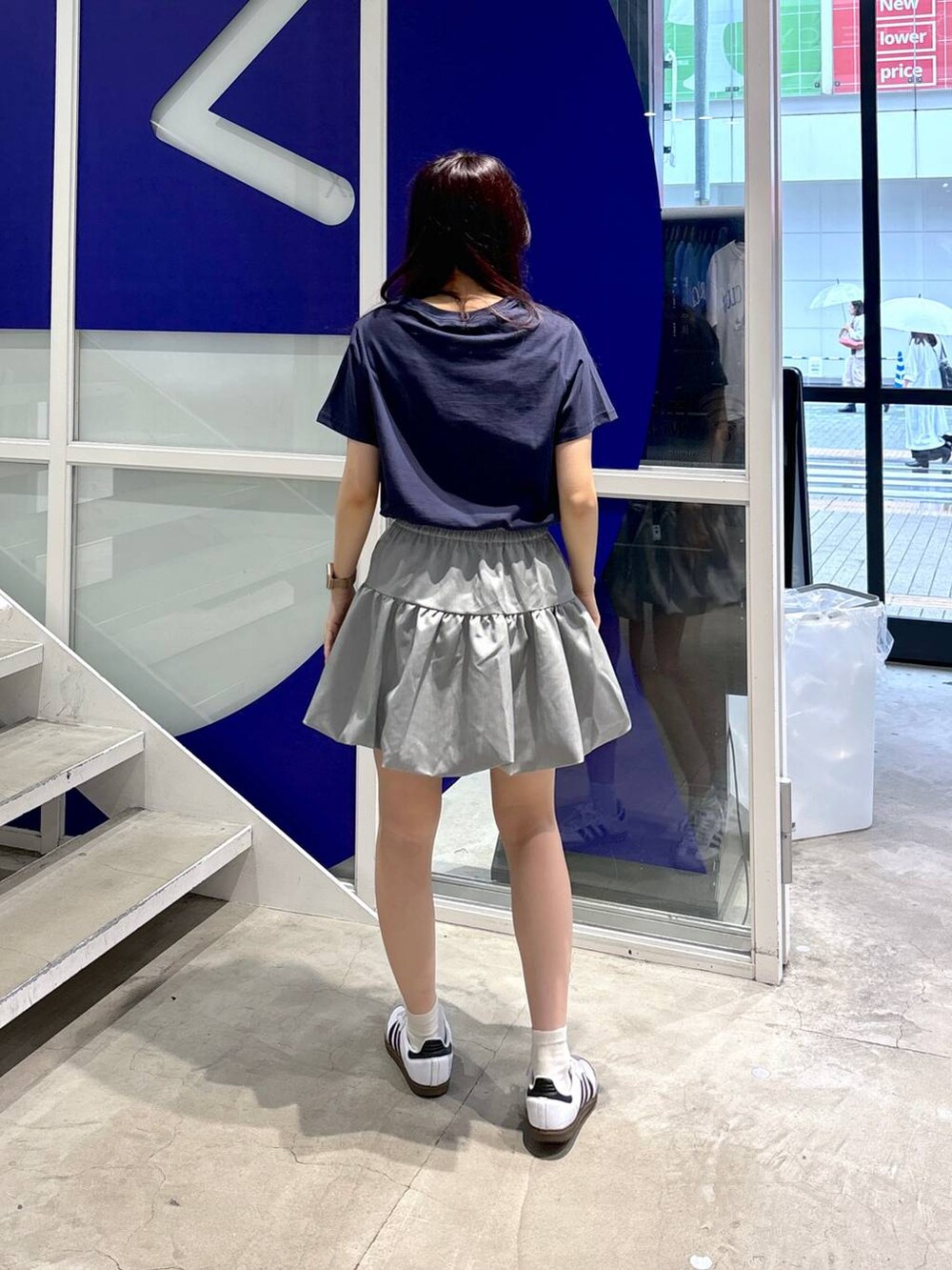 グレー系のスカート、ブルー系のTシャツ/カットソーを着用したレディースの夏コーディネートの5枚目の写真