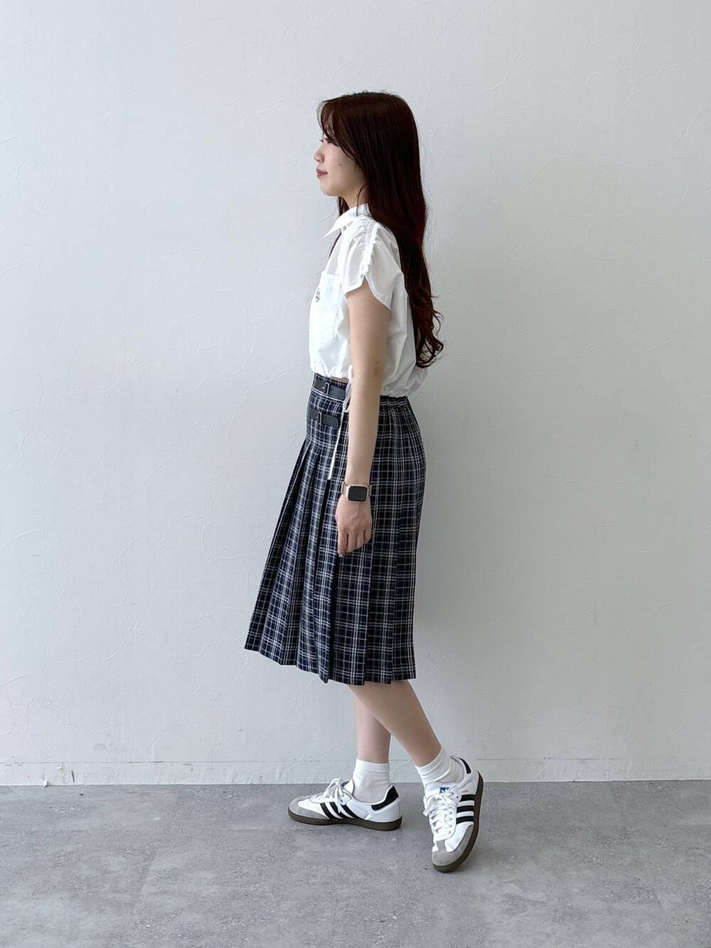 ホワイト系のシャツ/ブラウス、ブルー系のスカートを着用したレディースの春コーディネートの3枚目の写真