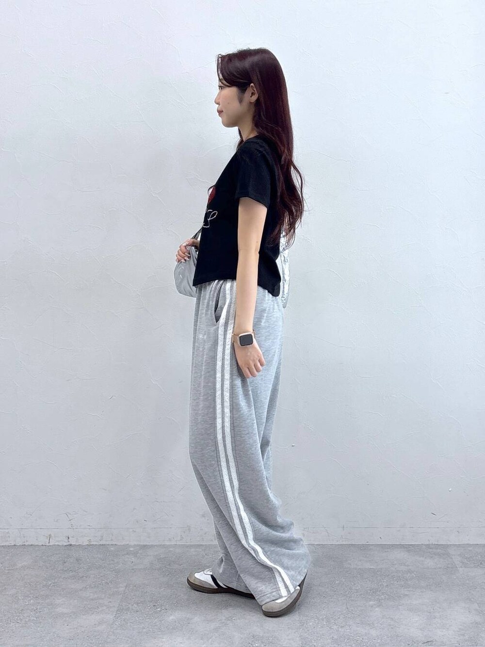 グレー系のスウェットパンツ、ブラック系のTシャツ/カットソーを着用したレディースの春コーディネートの3枚目の写真