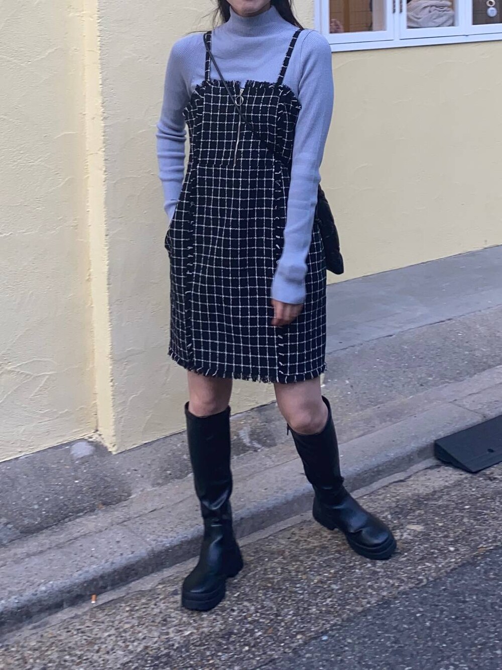 ブラック系のショルダーバッグ、ブルー系のニット/セーター、ブラック系のワンピースを着用したレディースの冬コーディネートの4枚目の写真