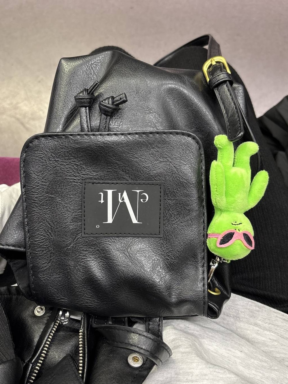 グリーン系のキーホルダーを着用したレディースの秋コーディネートの3枚目の写真