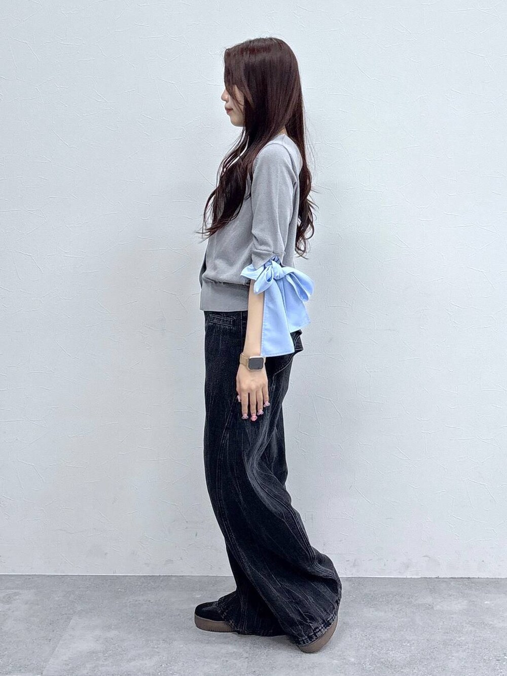 グレー系のカーディガン/ボレロを着用したレディースの春コーディネートの3枚目の写真