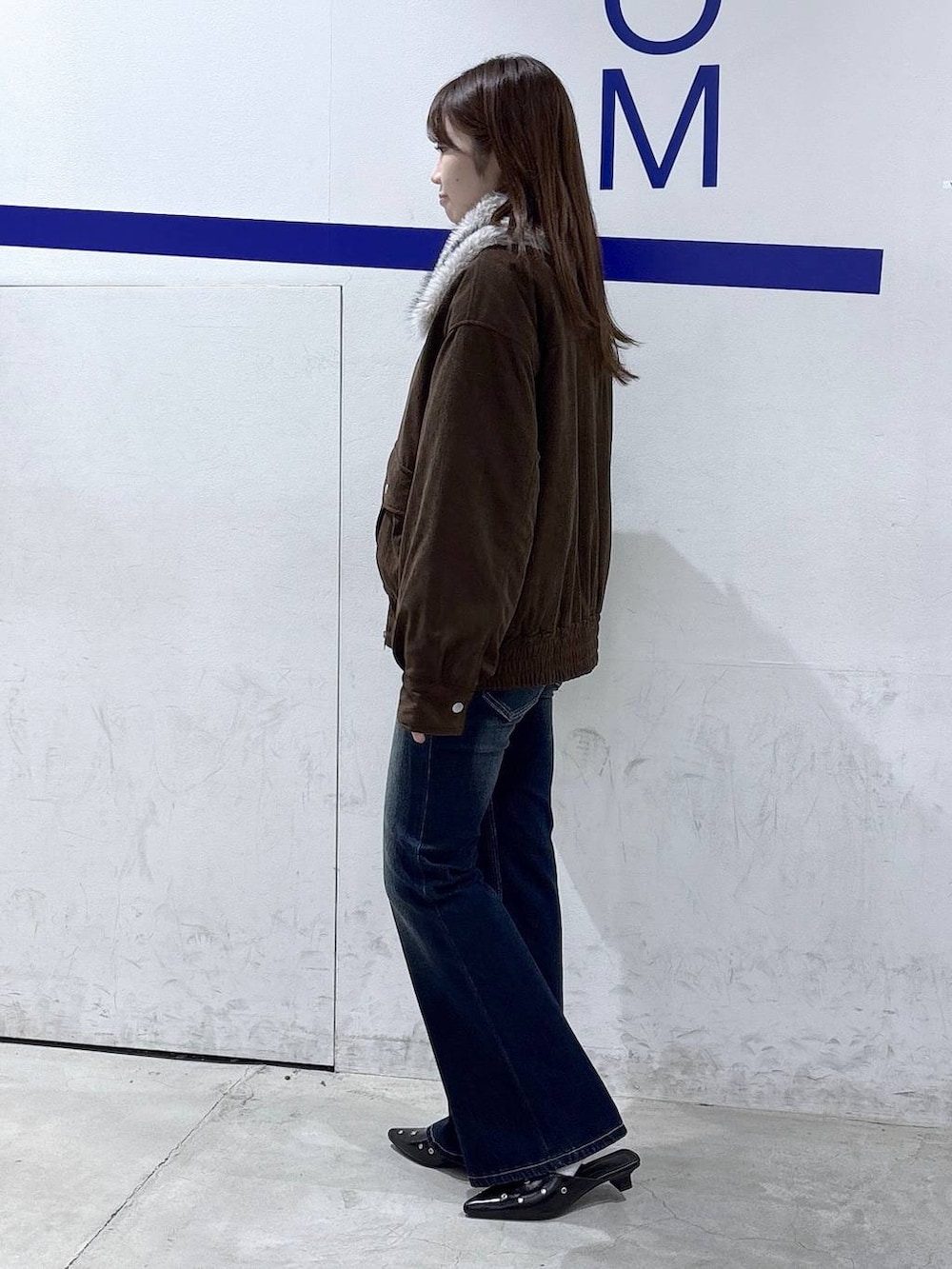 ブルー系のデニムパンツを着用したレディースの秋コーディネートの3枚目の写真