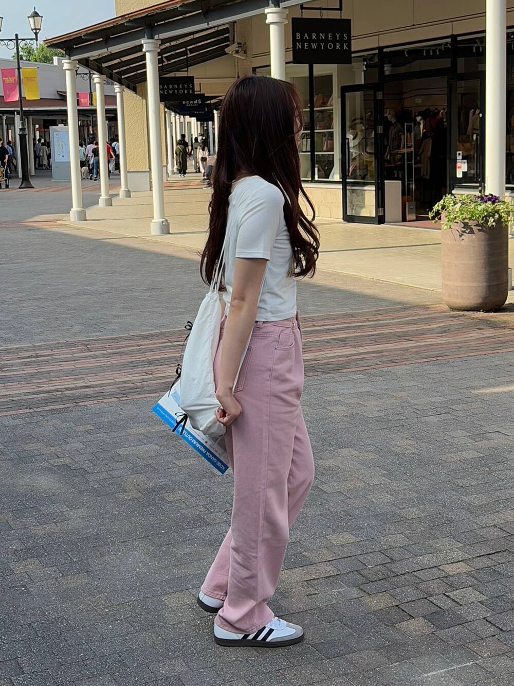 ホワイト系のバックパック/リュック、ホワイト系のTシャツ/カットソーを着用したレディースの夏コーディネートの5枚目の写真