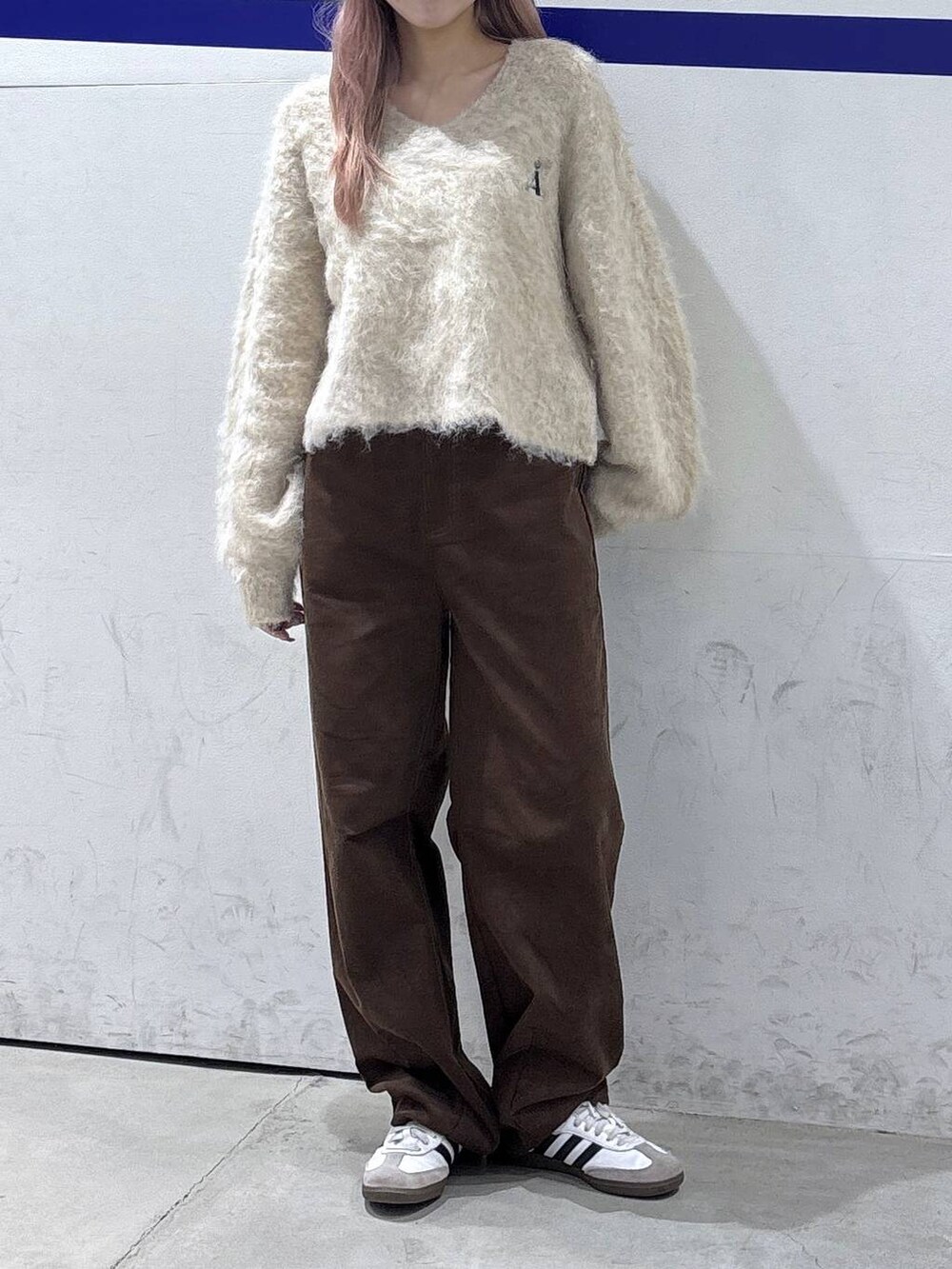 ベージュ系のニット/セーター、ブラウン系のその他パンツを着用したレディースの秋コーディネートの2枚目の写真