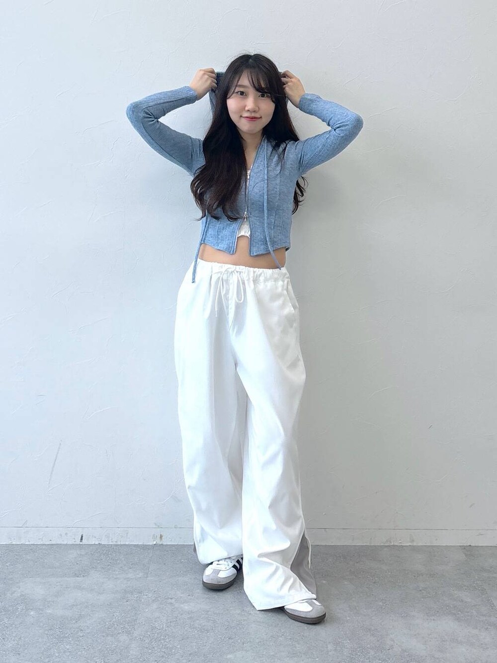 ベージュ系のカーゴパンツ、ベージュ系のチューブトップ、ブルー系のTシャツ/カットソーを着用したレディースの春コーディネートの3枚目の写真