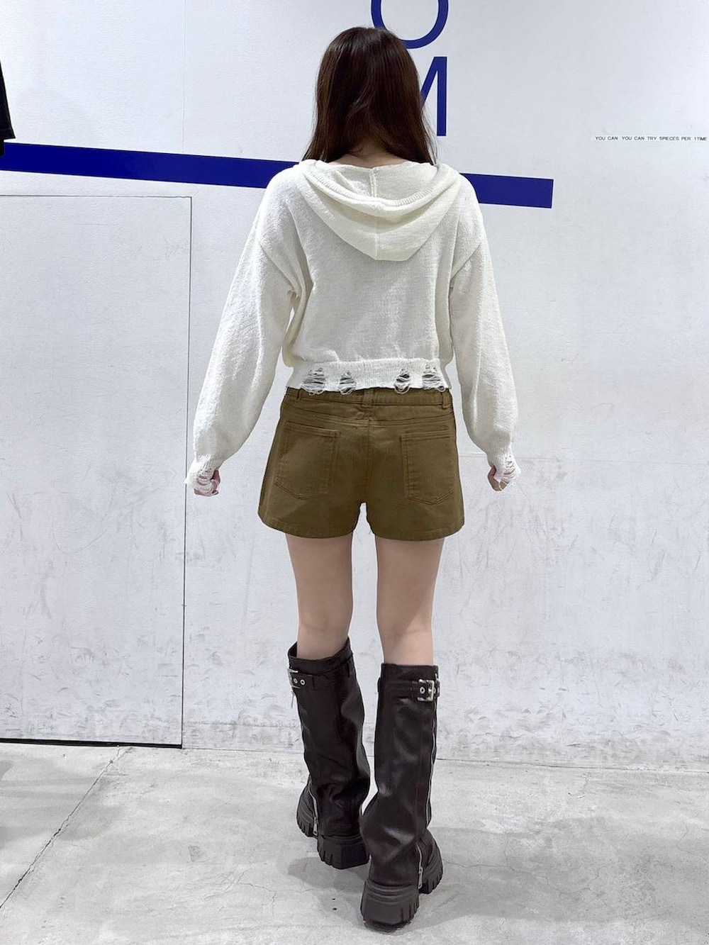 ベージュ系のその他パンツ、その他のニット/セーター、ブラック系のブーツを着用したレディースの秋コーディネートの4枚目の写真