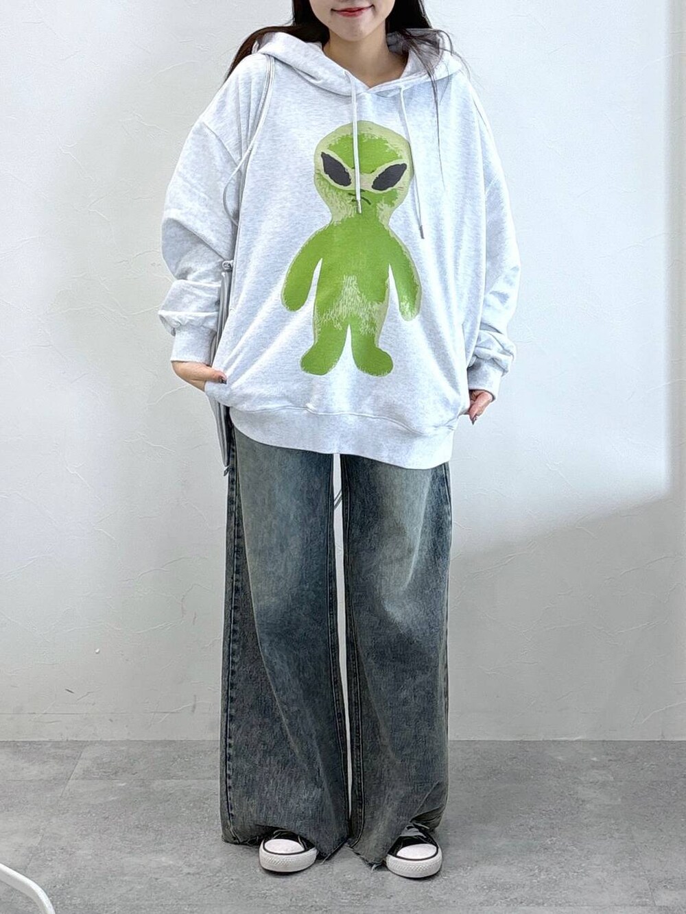 その他のデニムパンツ、グレー系のパーカー、グレー系のバックパック/リュックを着用したレディースの秋コーディネートの2枚目の写真