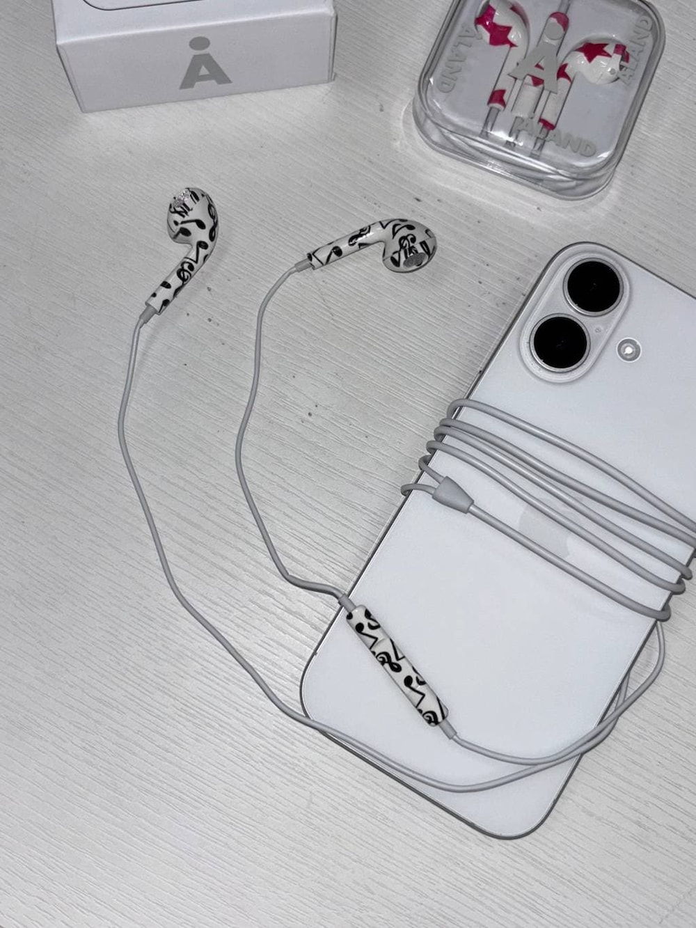 その他のヘッドフォン/イヤホンを着用したレディースの春コーディネートの2枚目の写真