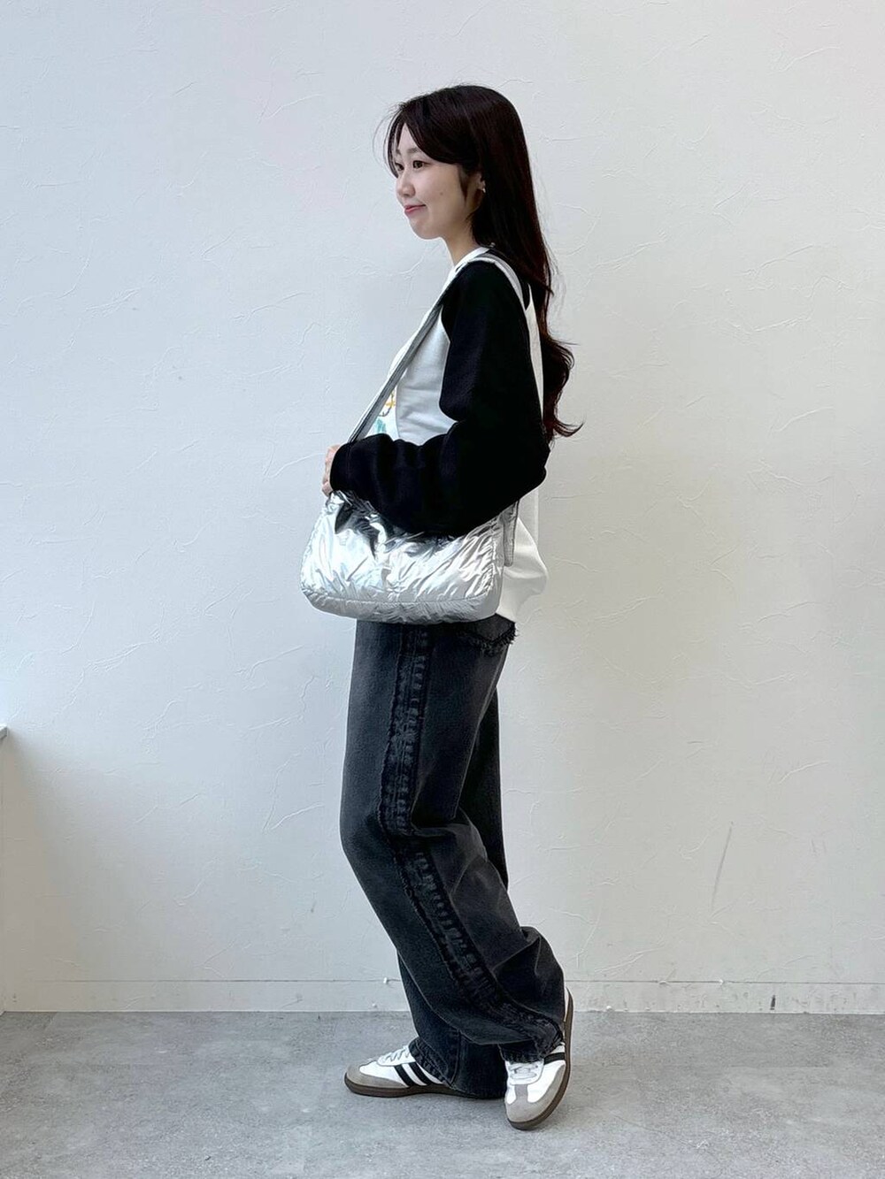 その他のショルダーバッグ、グレー系のデニムパンツ、ベージュ系のスウェットを着用したレディースの冬コーディネートの3枚目の写真
