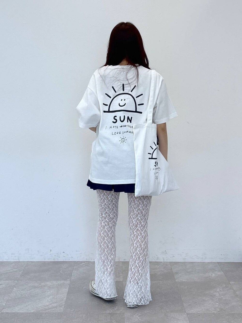 その他のトートバッグ、ブルー系のスカート、その他のTシャツ/カットソーを着用したレディースの春コーディネートの5枚目の写真