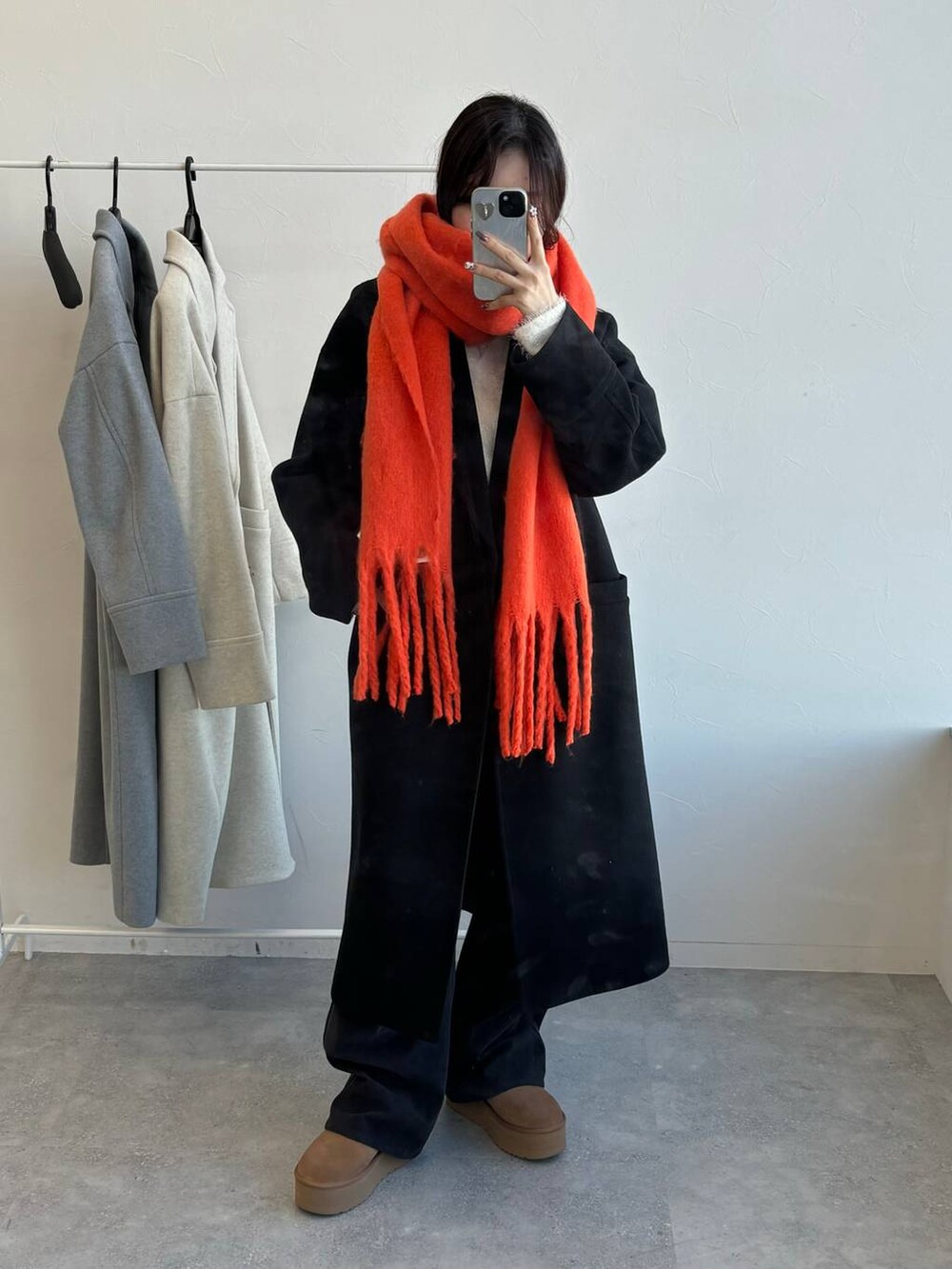 ホワイト系のTシャツ/カットソー、ブラウン系のその他パンツ、グレー系のチェスターコートを着用したレディースの冬コーディネートの5枚目の写真