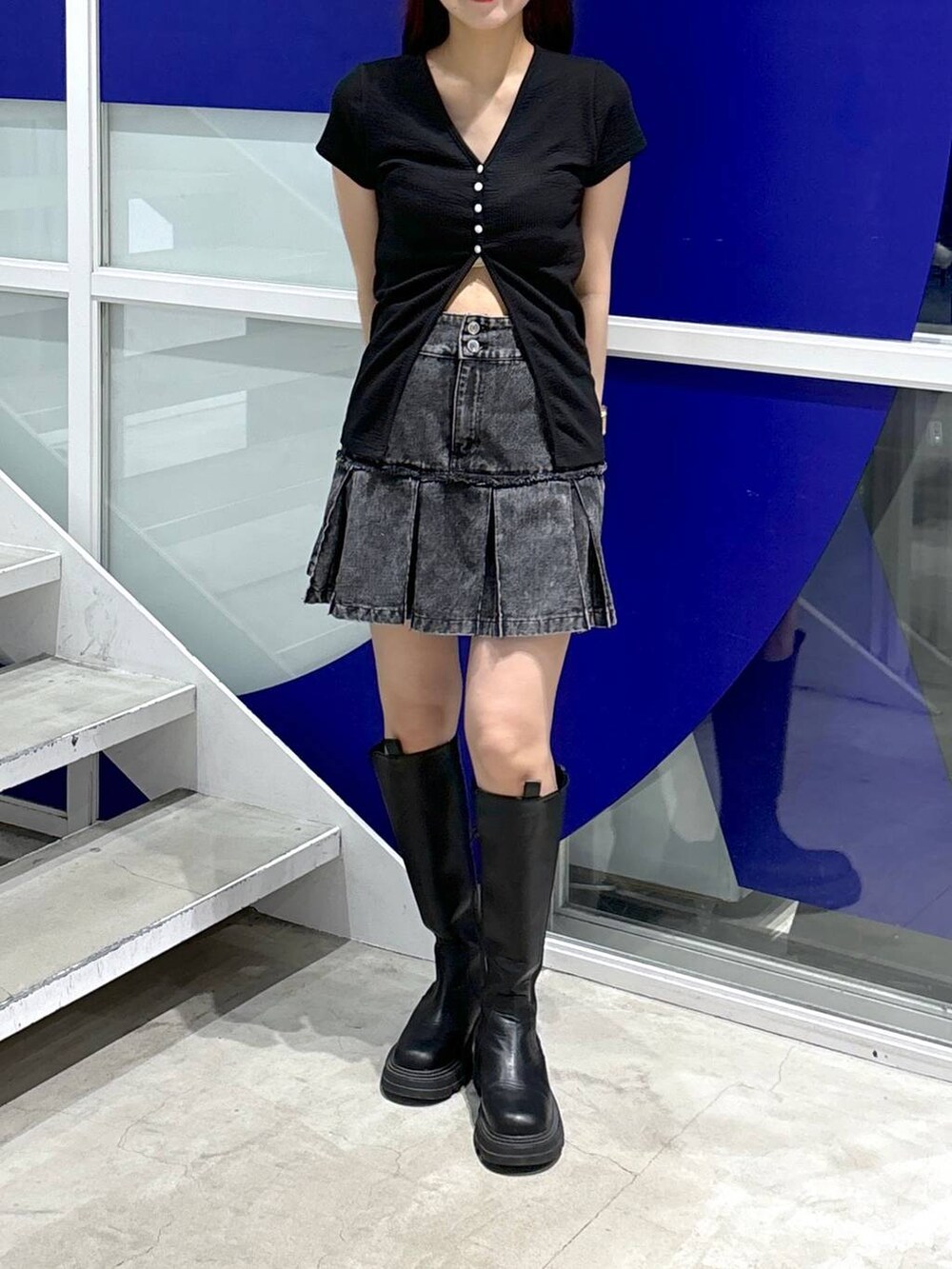 ブラック系のブーツ、ブラック系のデニムスカート、ブラック系のカーディガン/ボレロを着用したレディースの夏コーディネートの3枚目の写真
