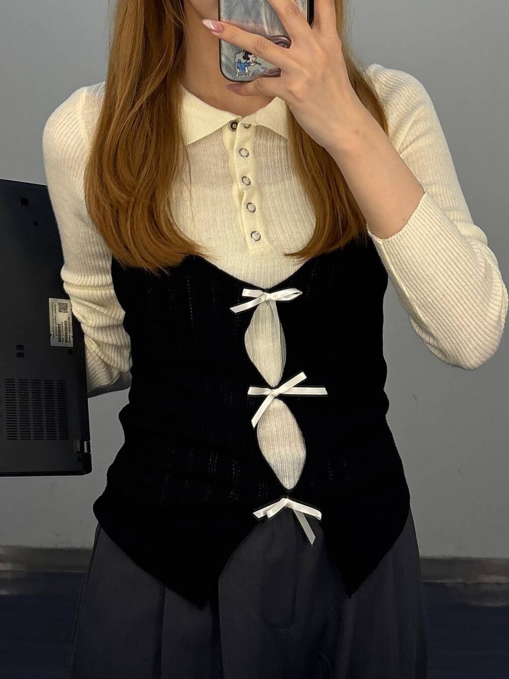 ブラック系のローファー、ホワイト系のニット/セーター、グレー系のハンドバッグを着用したレディースの秋コーディネートの5枚目の写真