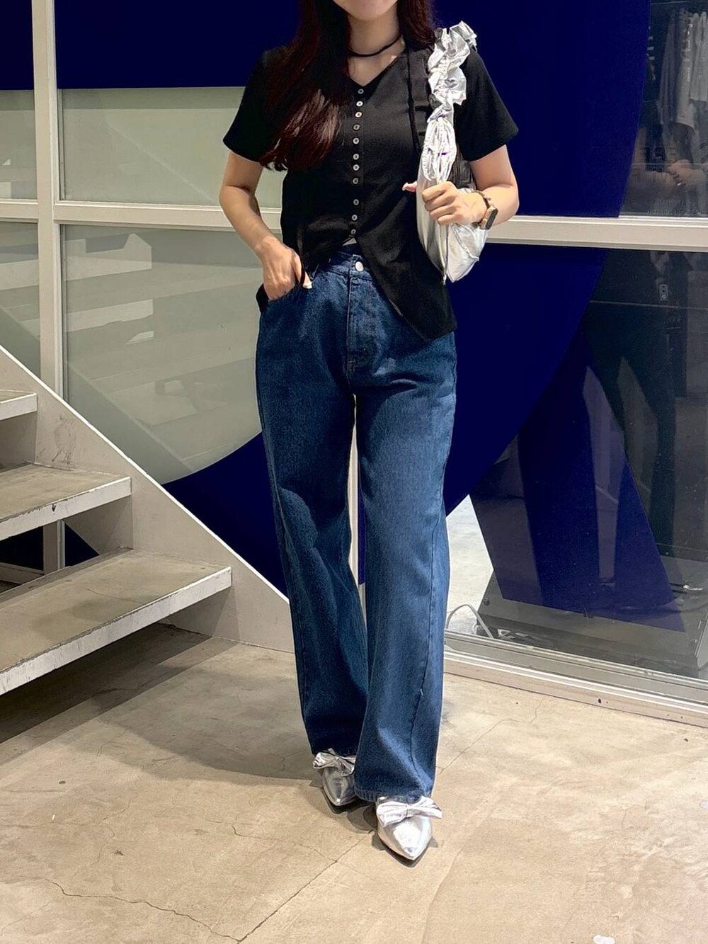 その他のサンダル、ブラック系のTシャツ/カットソー、ブルー系のデニムパンツを着用したレディースの夏コーディネートの2枚目の写真