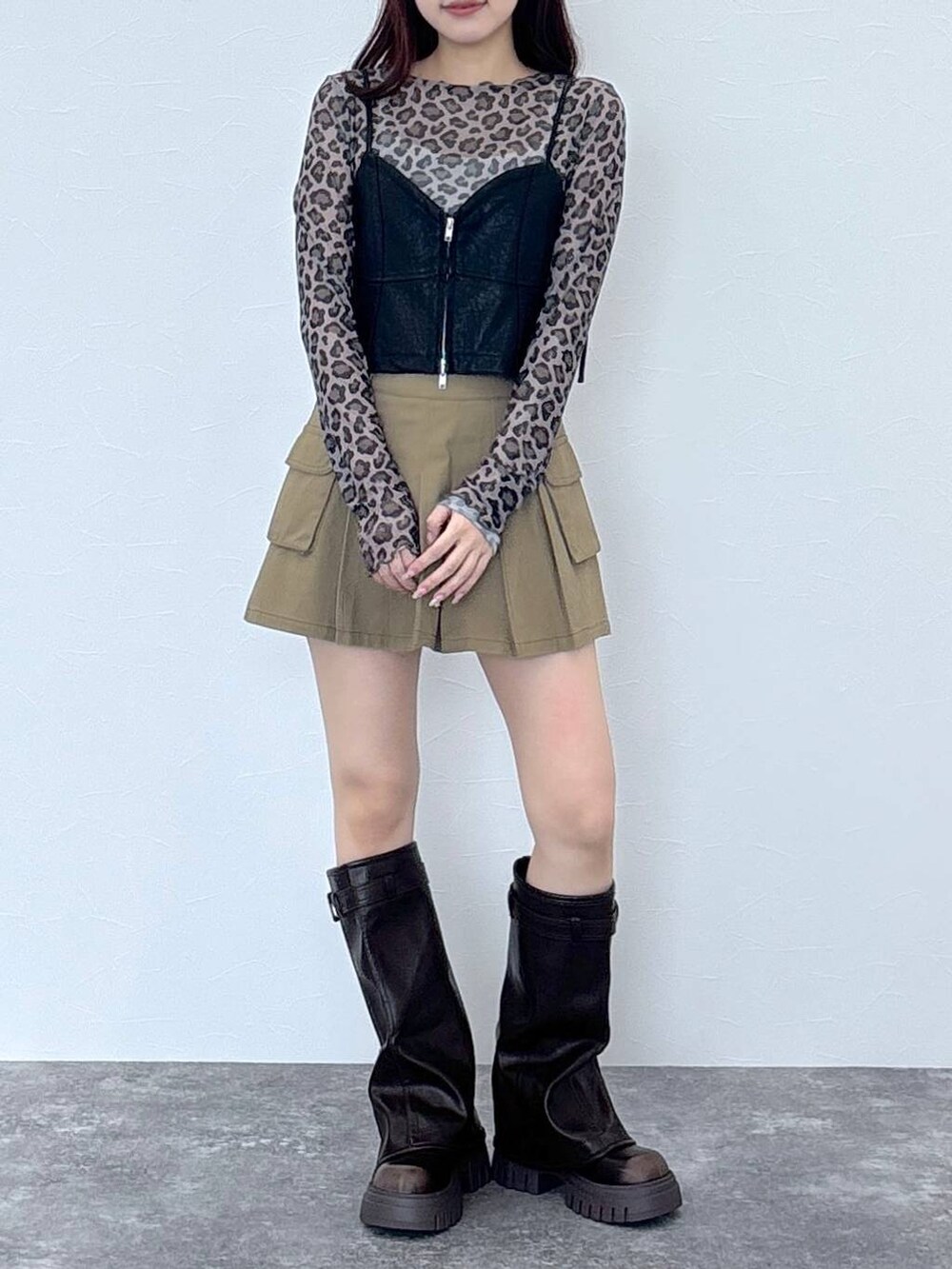 その他のTシャツ/カットソー、ベージュ系のスカート、ブラック系のブーツを着用したレディースの夏コーディネートの2枚目の写真