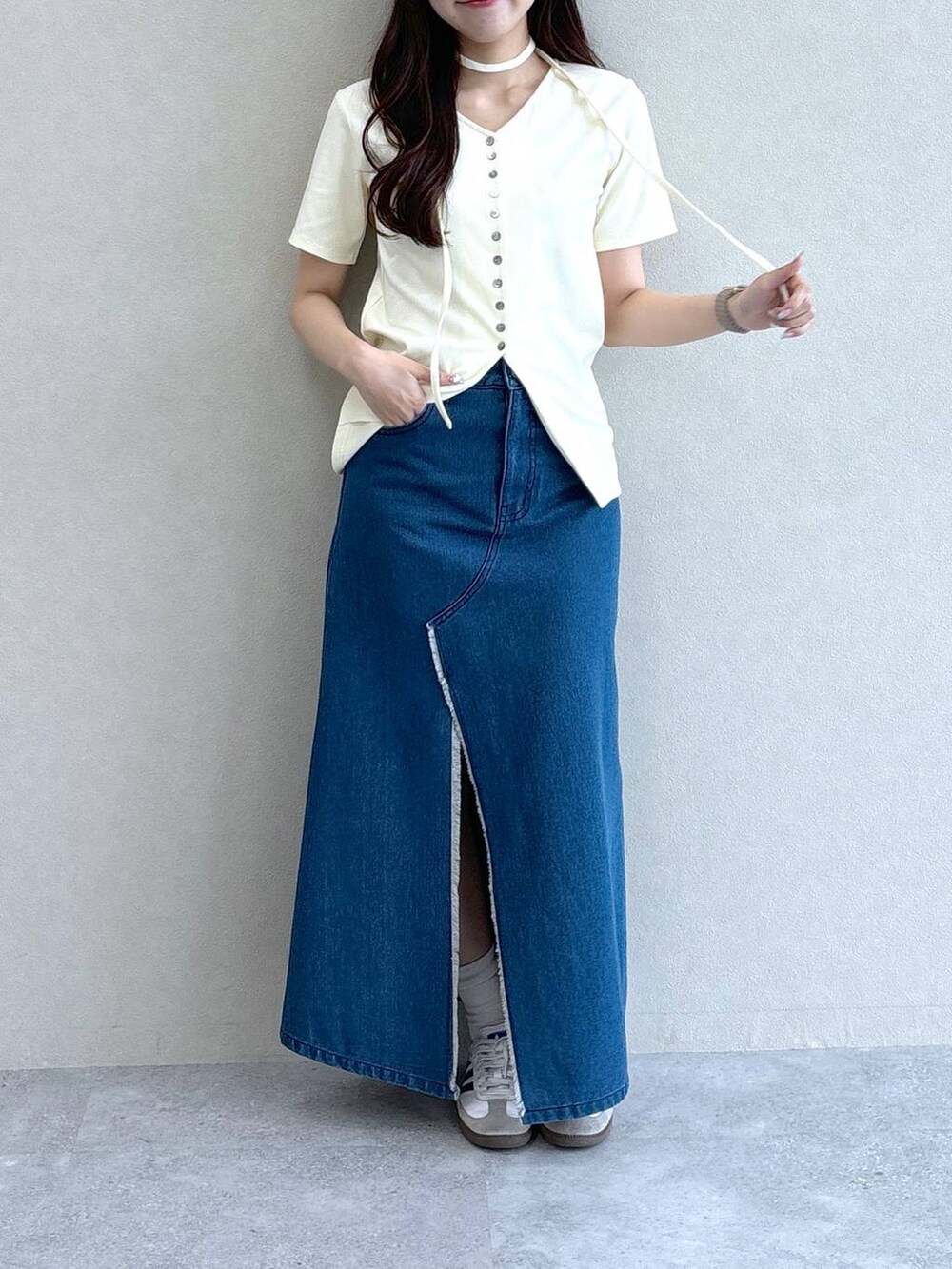 ブルー系のスカート、ホワイト系のTシャツ/カットソーを着用したレディースの夏コーディネートの2枚目の写真