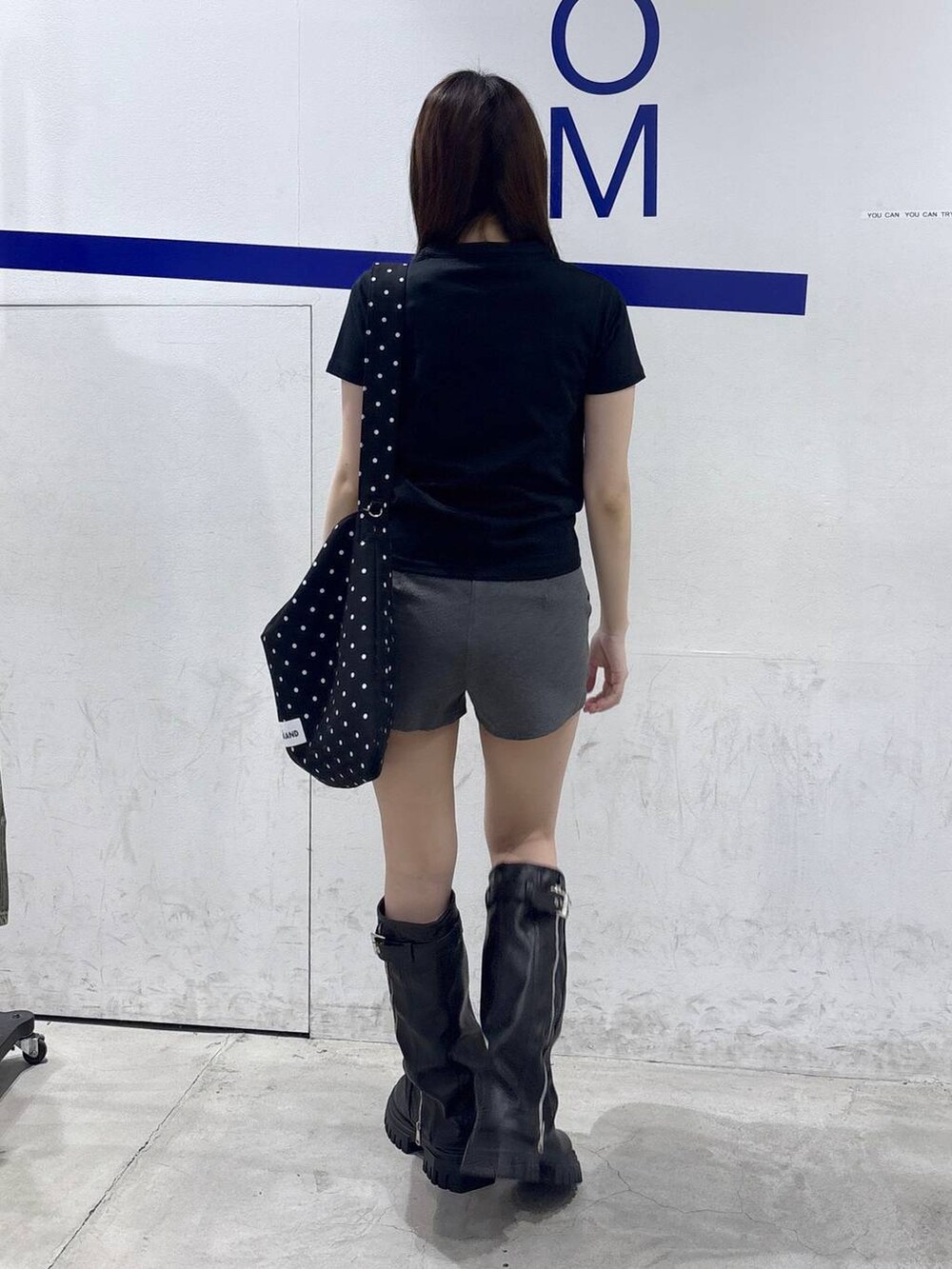 その他のトートバッグ、ブラック系のブーツ、グレー系のその他パンツを着用したレディースの夏コーディネートの4枚目の写真