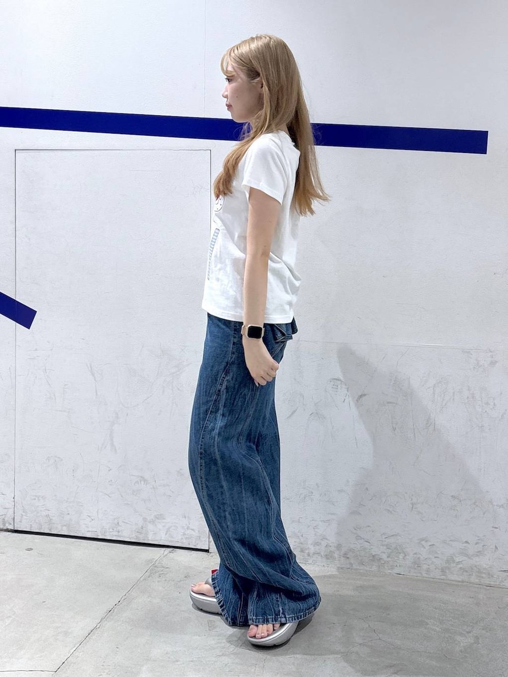 ブルー系のデニムパンツ、ホワイト系のTシャツ/カットソーを着用したレディースの夏コーディネートの3枚目の写真