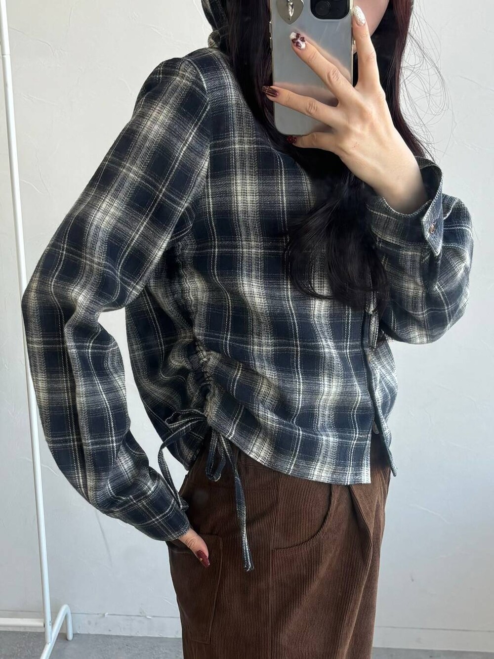 ホワイト系のショルダーバッグ、ブラウン系のその他パンツを着用したレディースの冬コーディネートの6枚目の写真