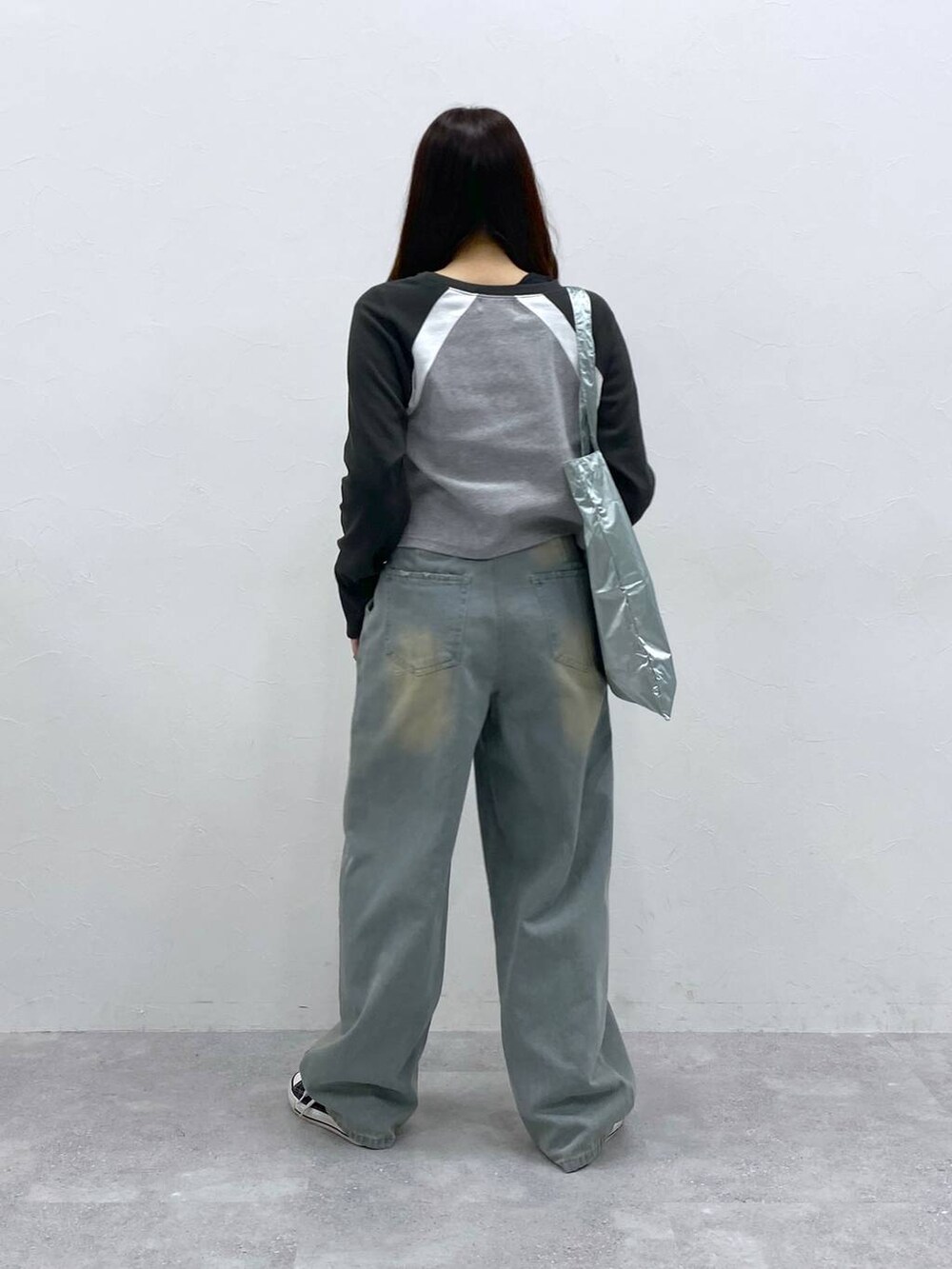 ブルー系のデニムパンツ、グレー系のTシャツ/カットソー、ブルー系のトートバッグを着用したレディースの春コーディネートの4枚目の写真